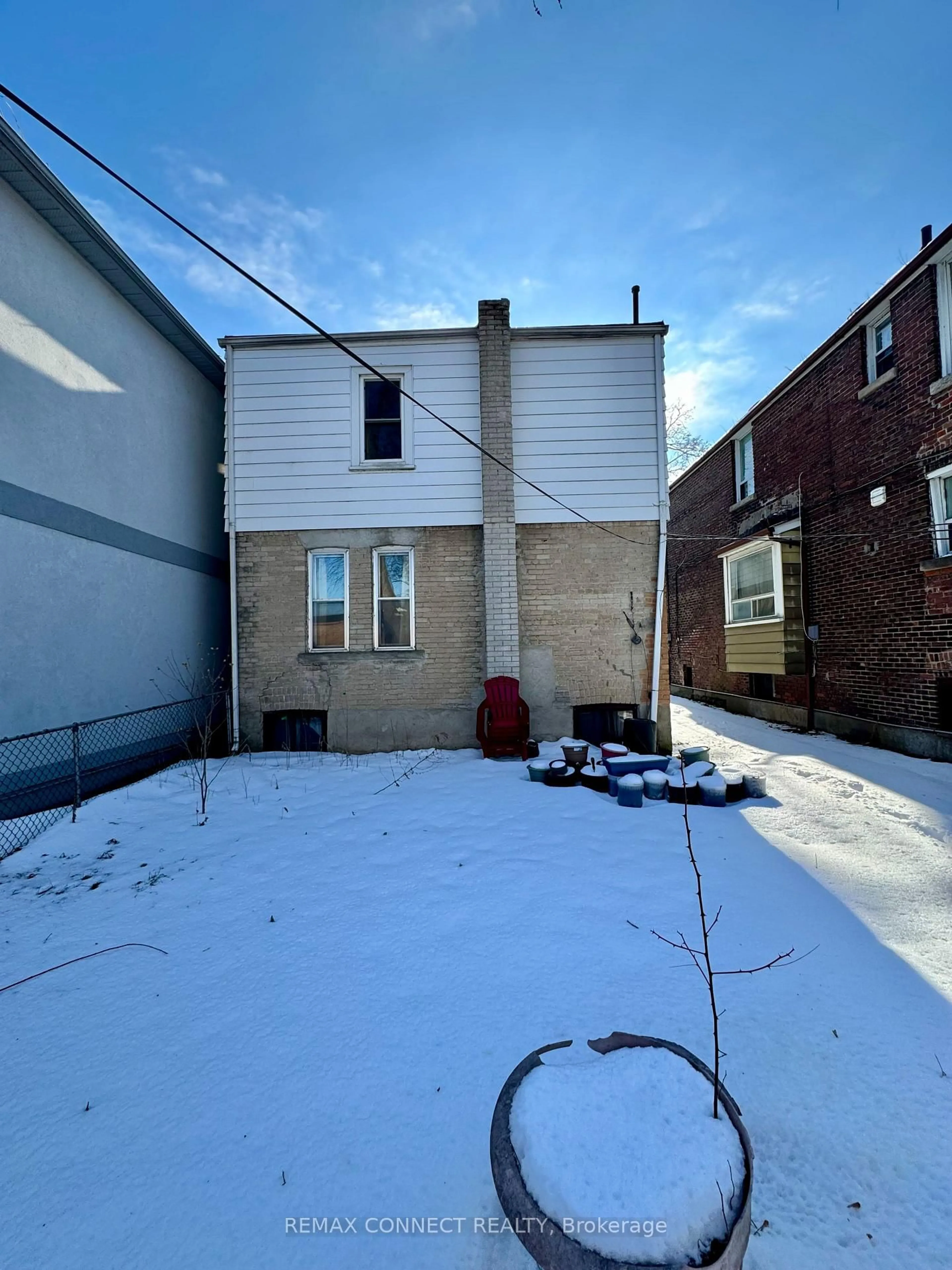 A pic from outside/outdoor area/front of a property/back of a property/a pic from drone, street for 100 Dunkirk Rd, Toronto Ontario M4C 2M6