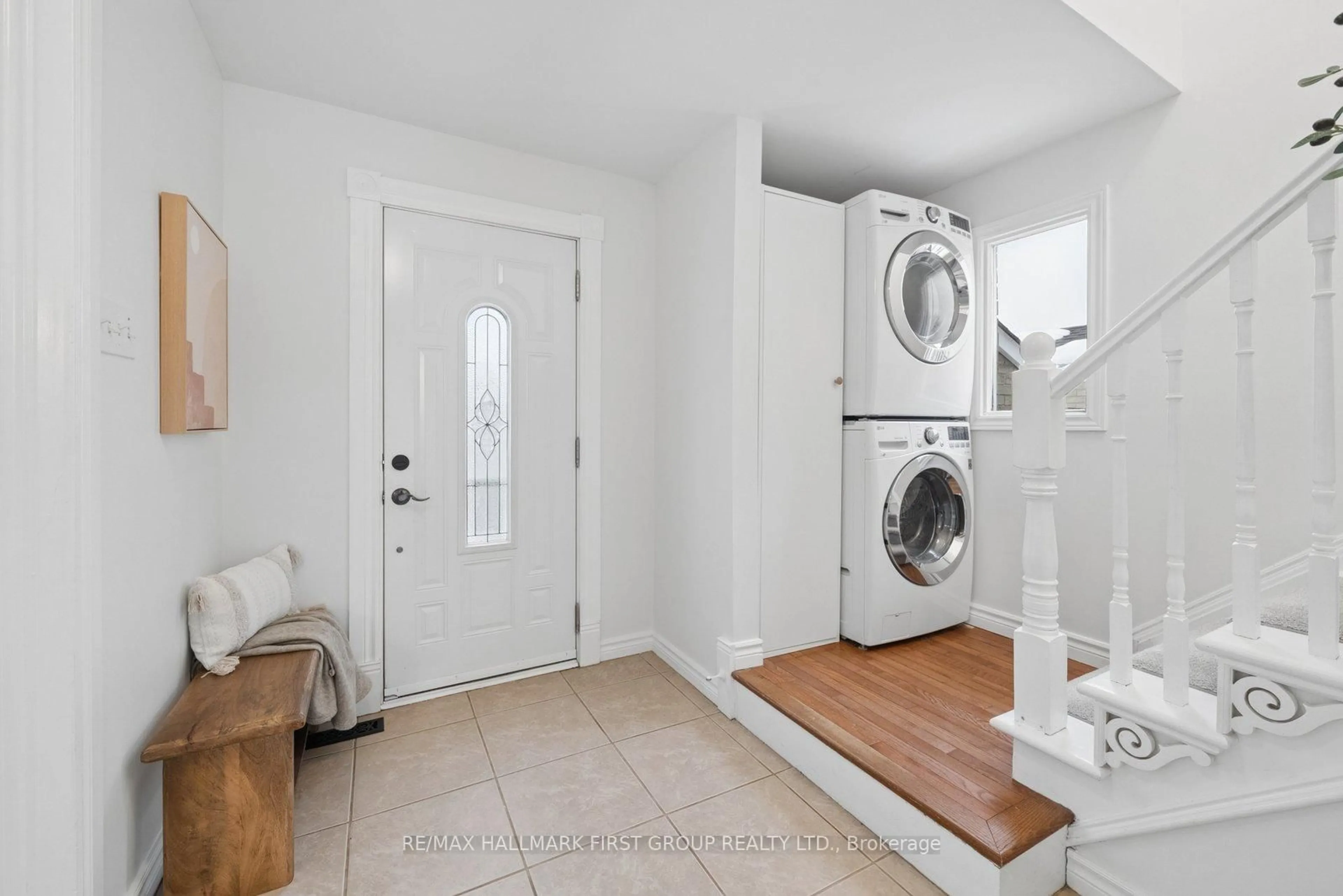 Indoor entryway for 621 Beckworth Sq, Pickering Ontario L1V 3X3