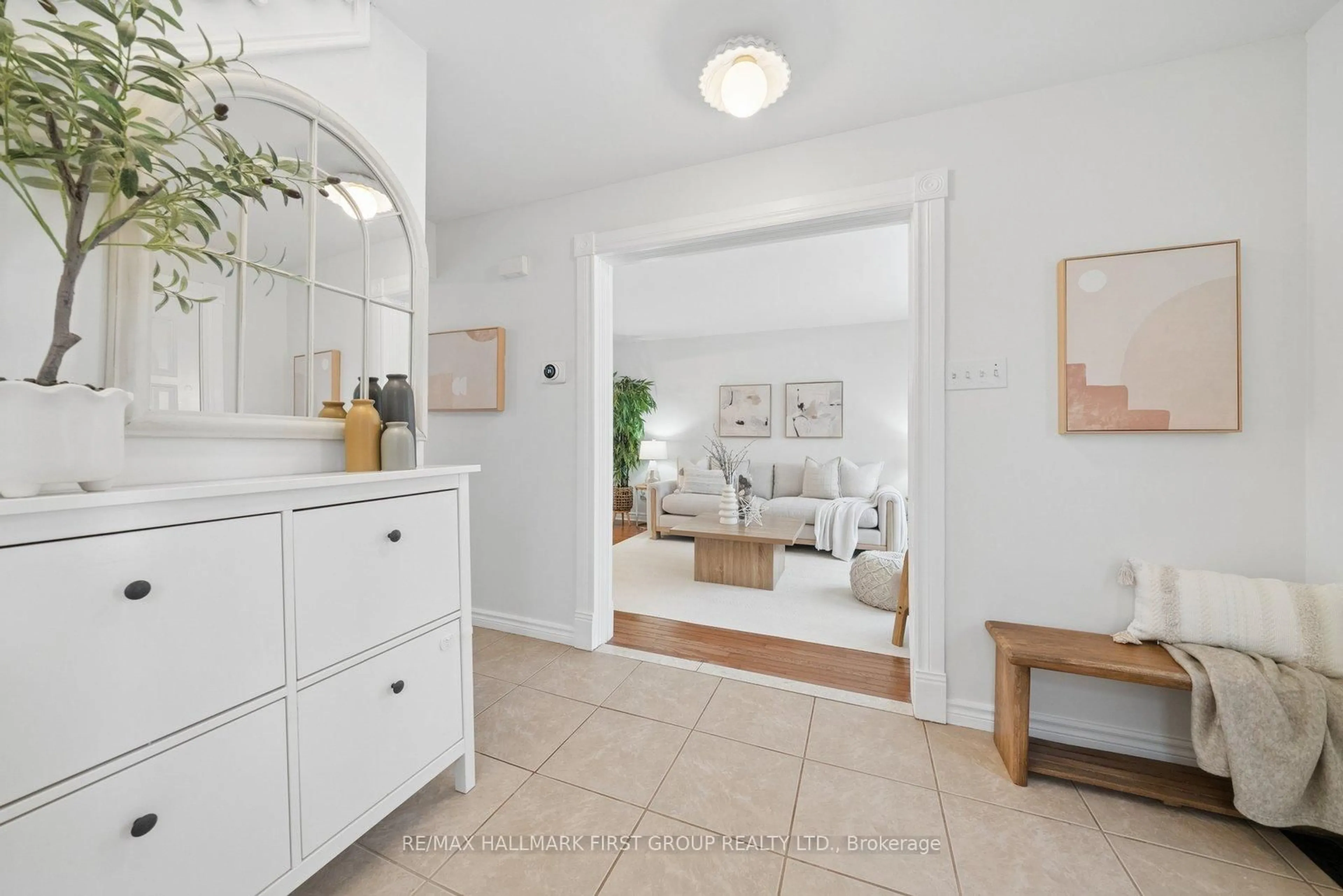 Indoor entryway for 621 Beckworth Sq, Pickering Ontario L1V 3X3