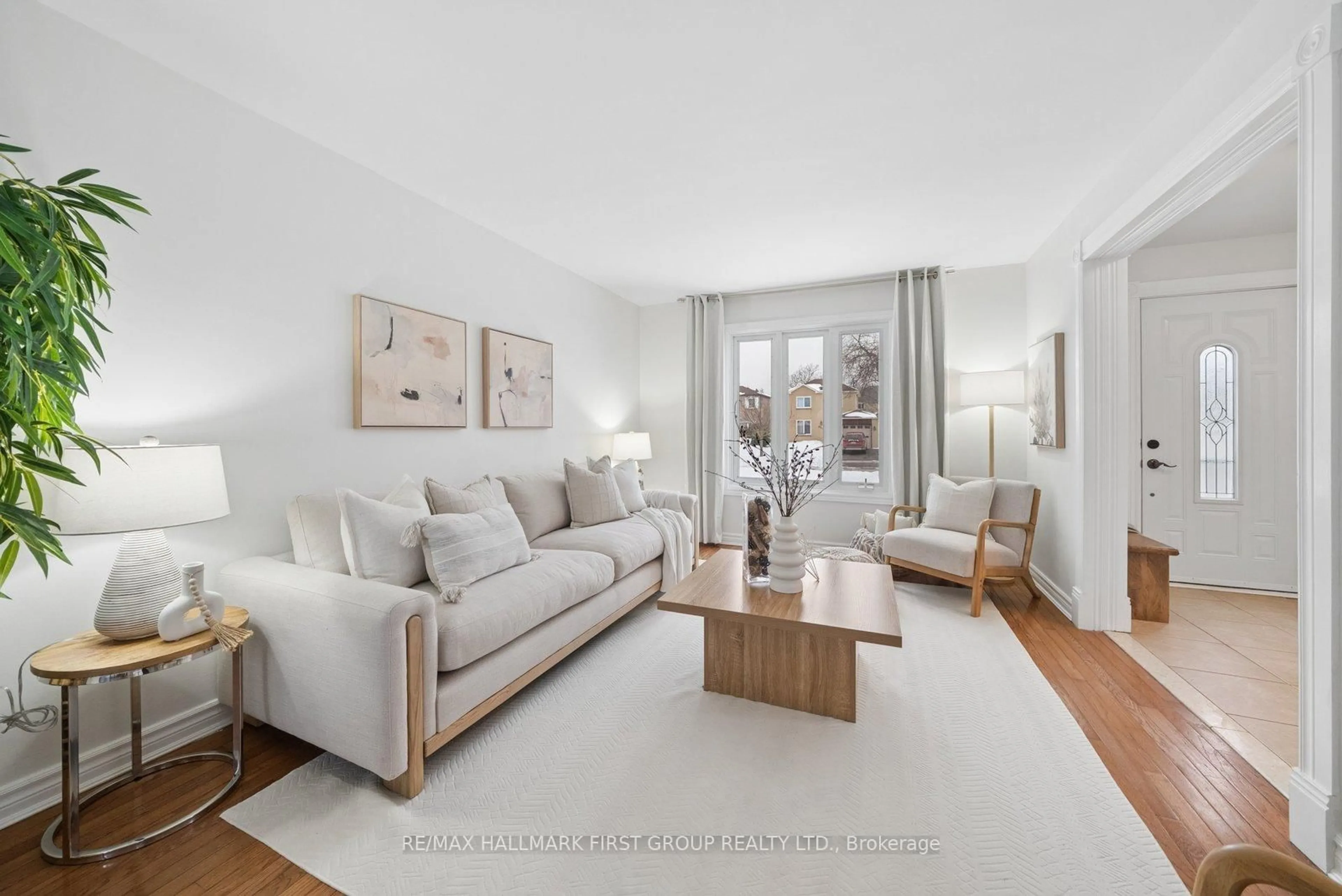 Living room with furniture, unknown for 621 Beckworth Sq, Pickering Ontario L1V 3X3