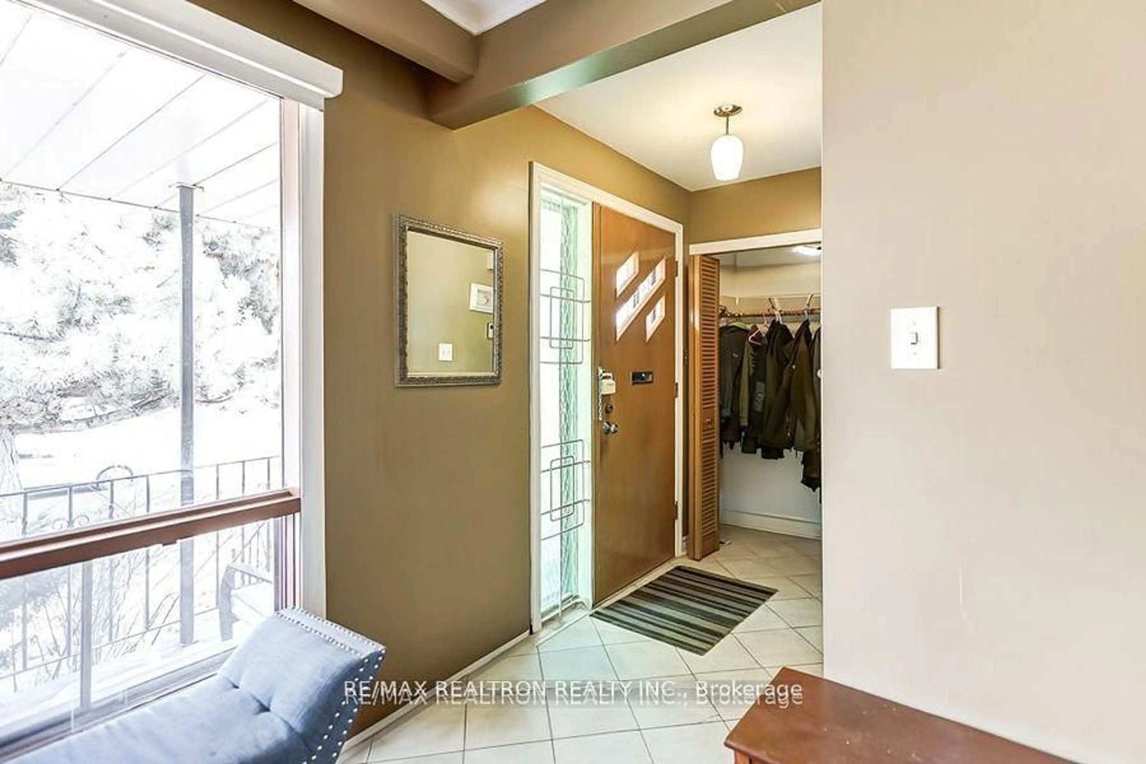 Indoor entryway for 59 Dunelm St, Toronto Ontario M1J 3E3
