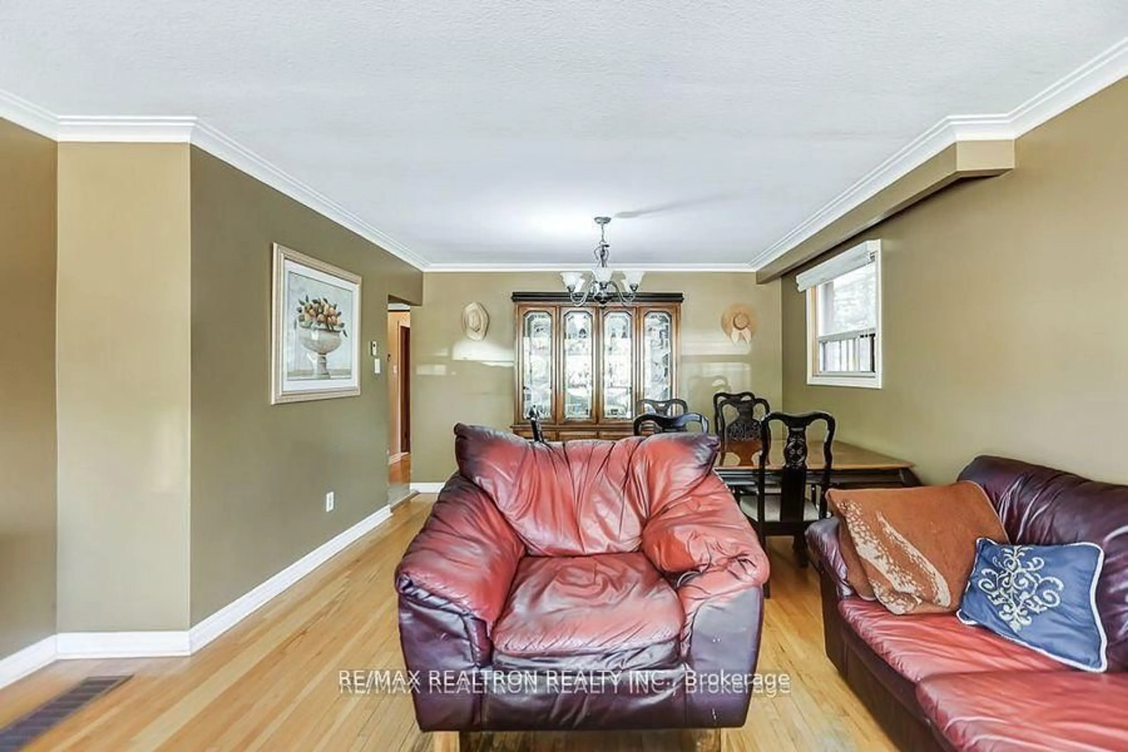 Living room with furniture, wood/laminate floor for 59 Dunelm St, Toronto Ontario M1J 3E3