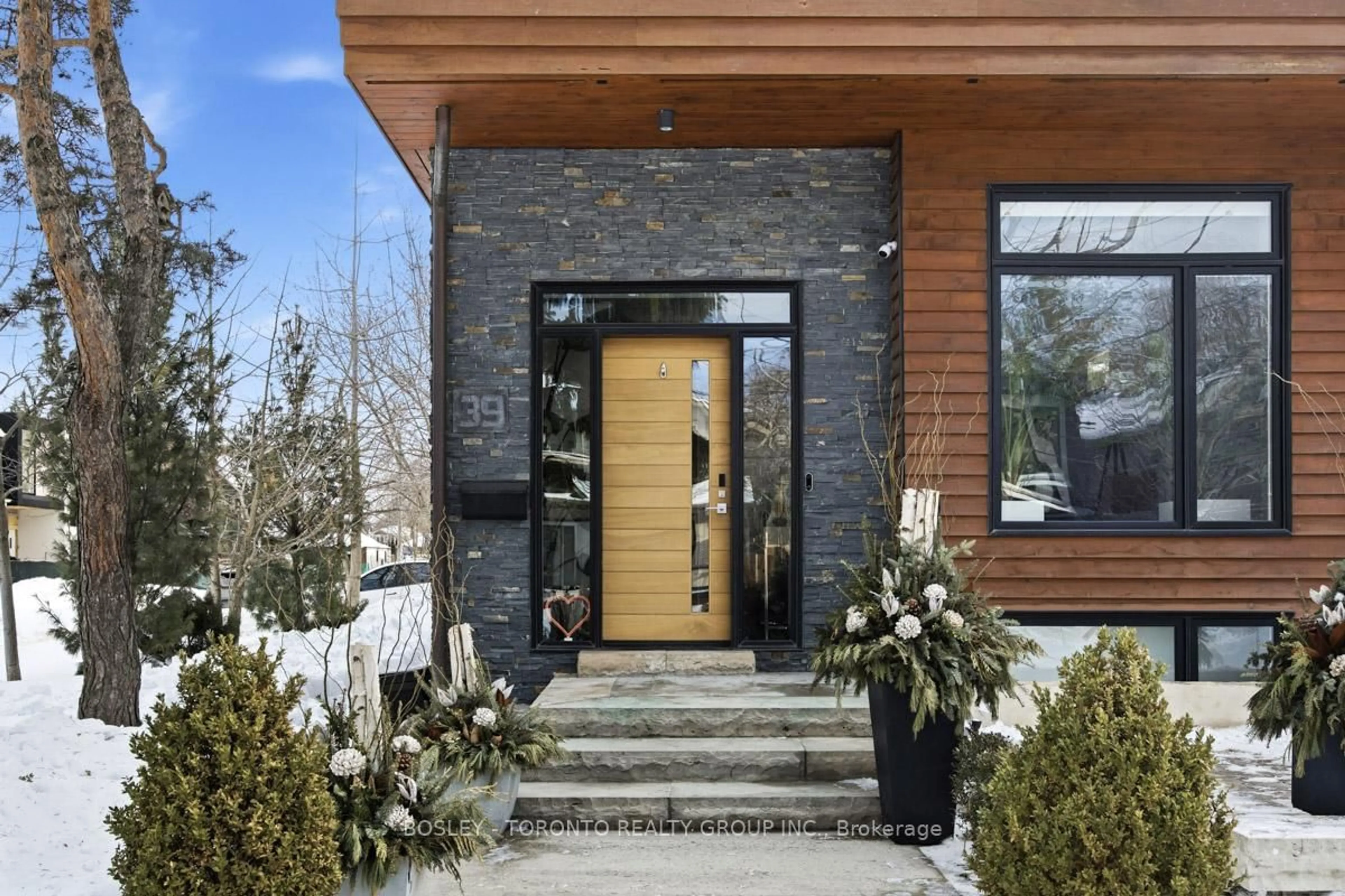 Home with brick exterior material, street for 39 Red Deer Ave, Toronto Ontario M1N 2Z1