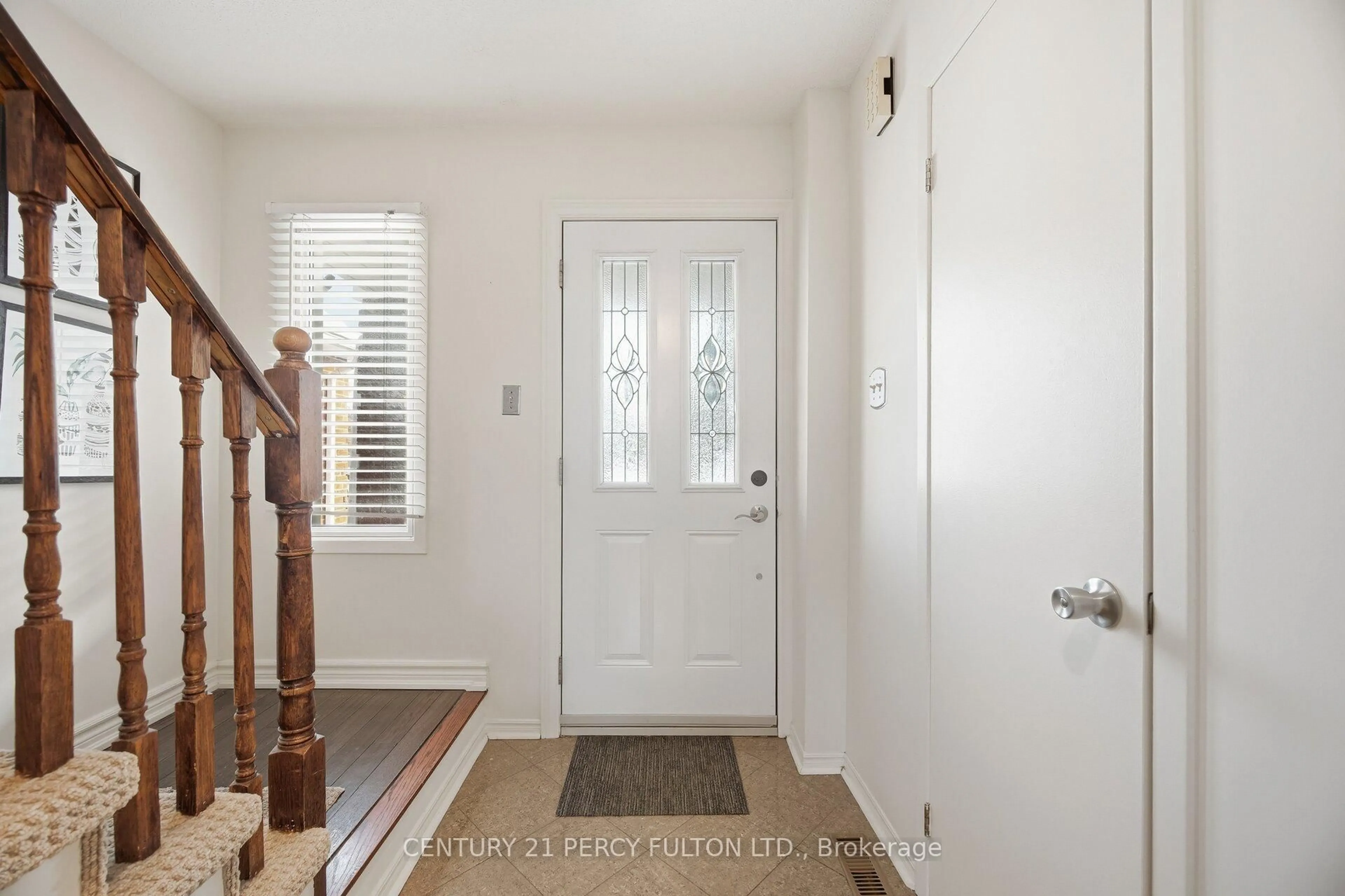 Indoor entryway for 1302 Ferncliff Circ, Pickering Ontario L1X 1W7