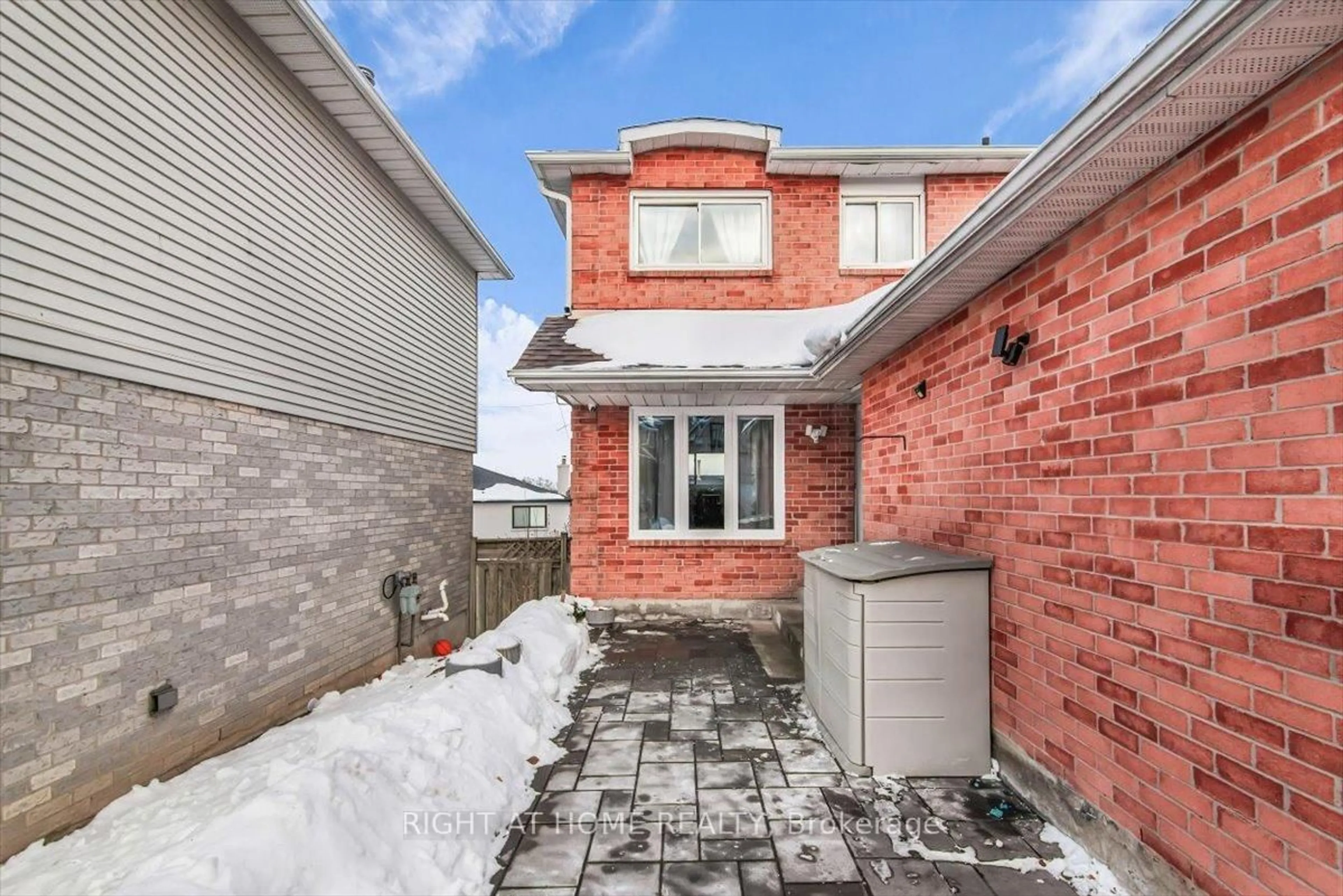 Unknown for 2297 Chapman Crt, Pickering Ontario L1X 2E5