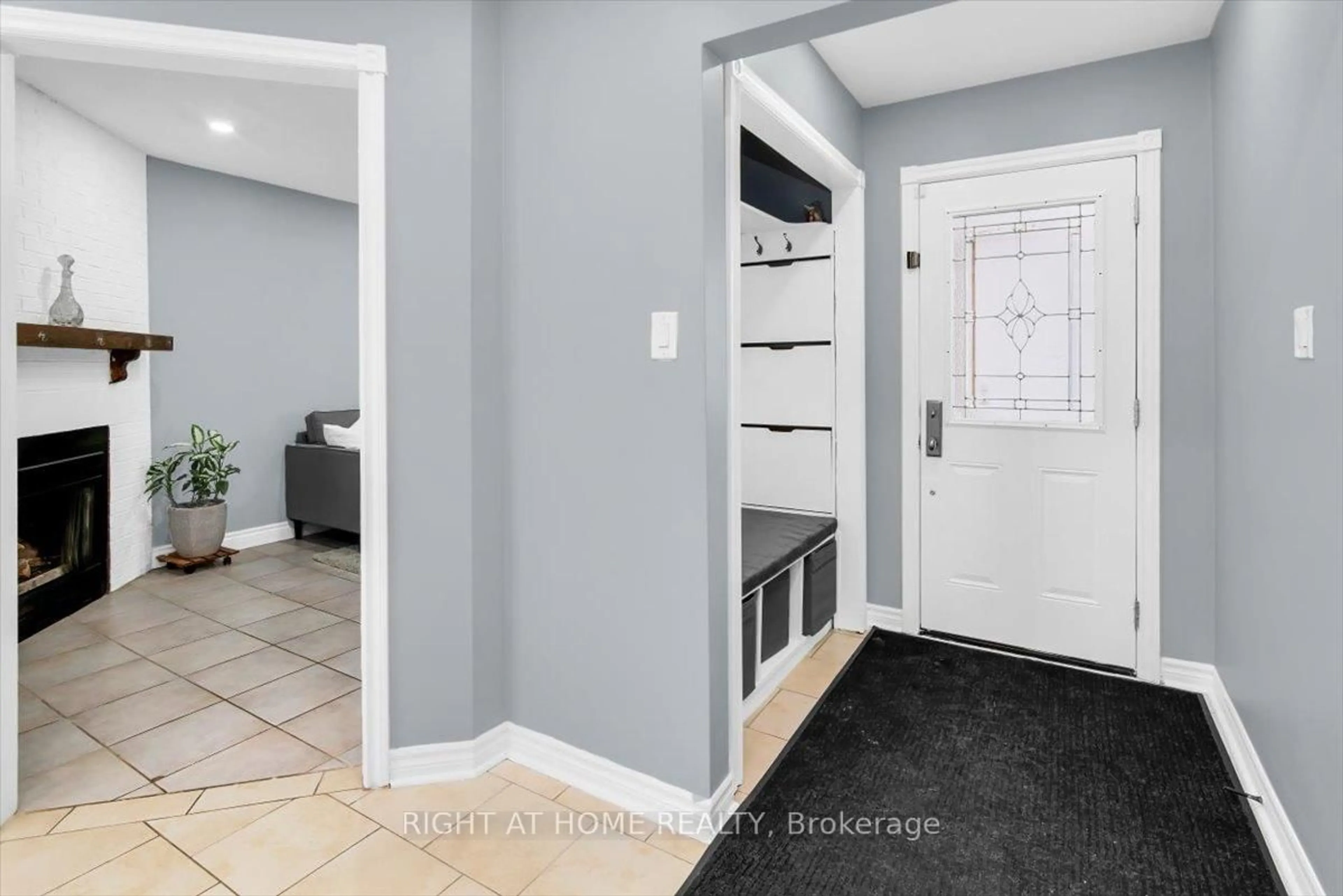 Indoor entryway for 2297 Chapman Crt, Pickering Ontario L1X 2E5