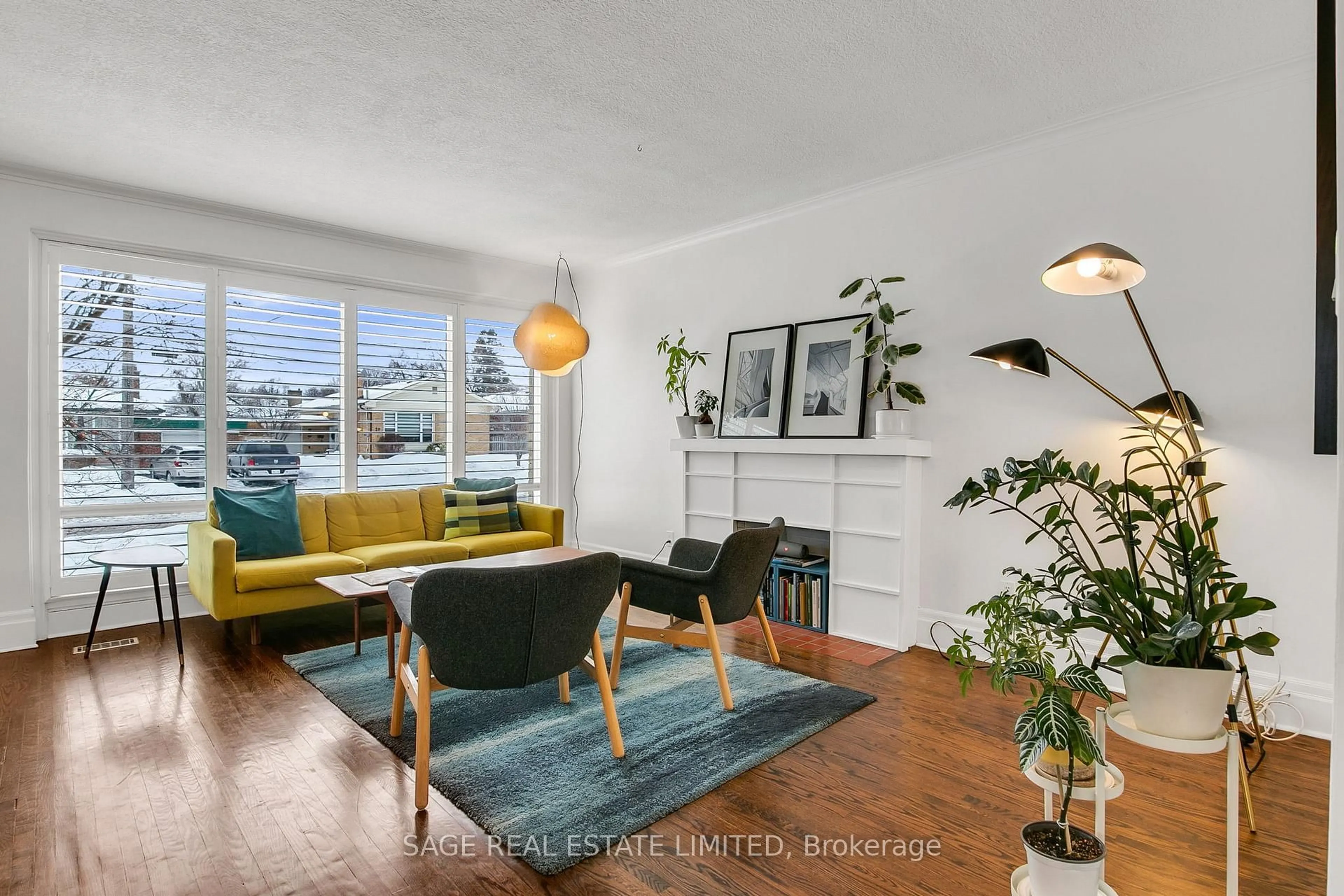 Living room with furniture, unknown for 32 Sherwood Ave, Toronto Ontario M1R 1N3