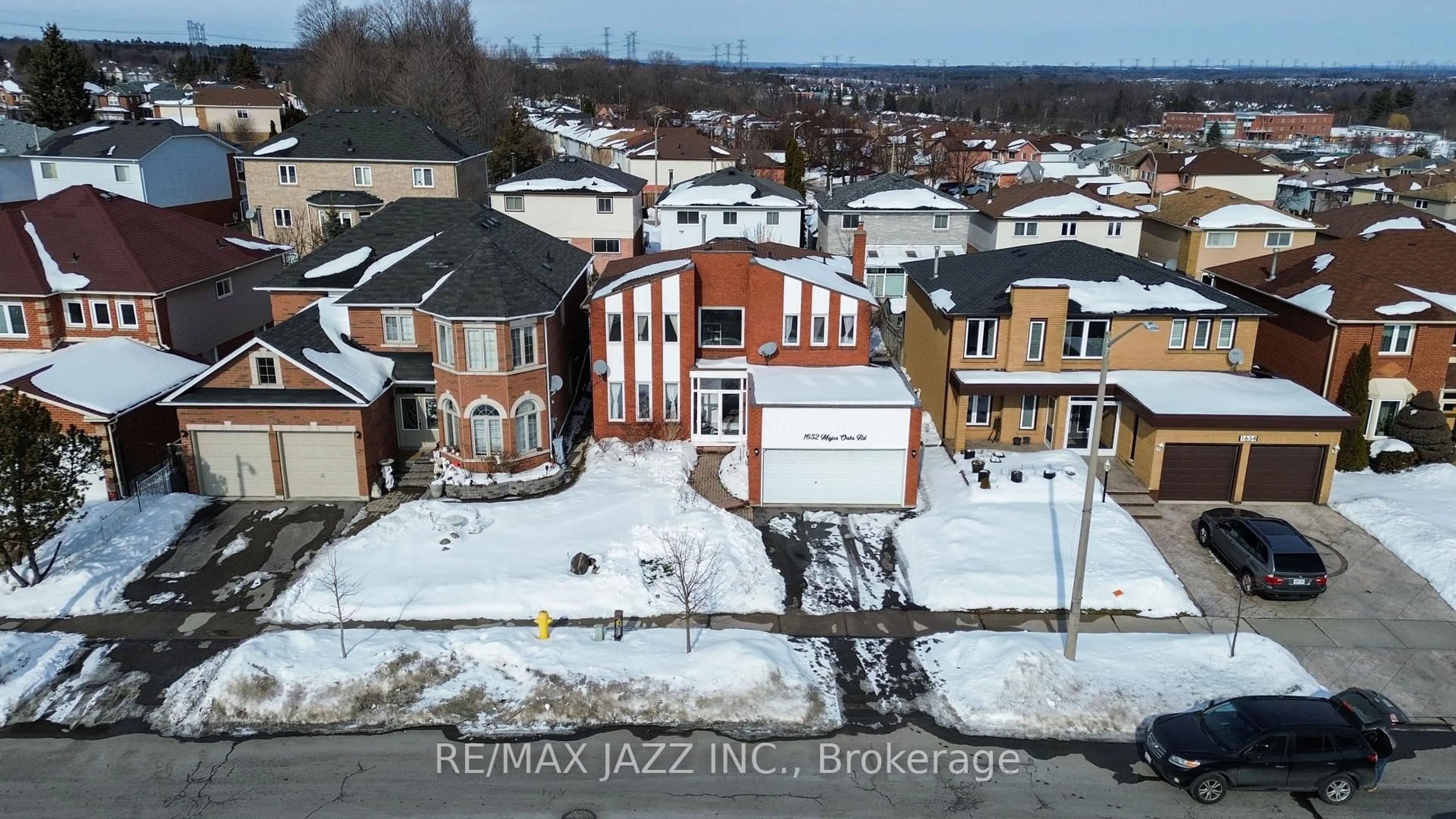 A pic from outside/outdoor area/front of a property/back of a property/a pic from drone, unknown for 1652 Major Oaks Rd, Pickering Ontario L1X 1Y9