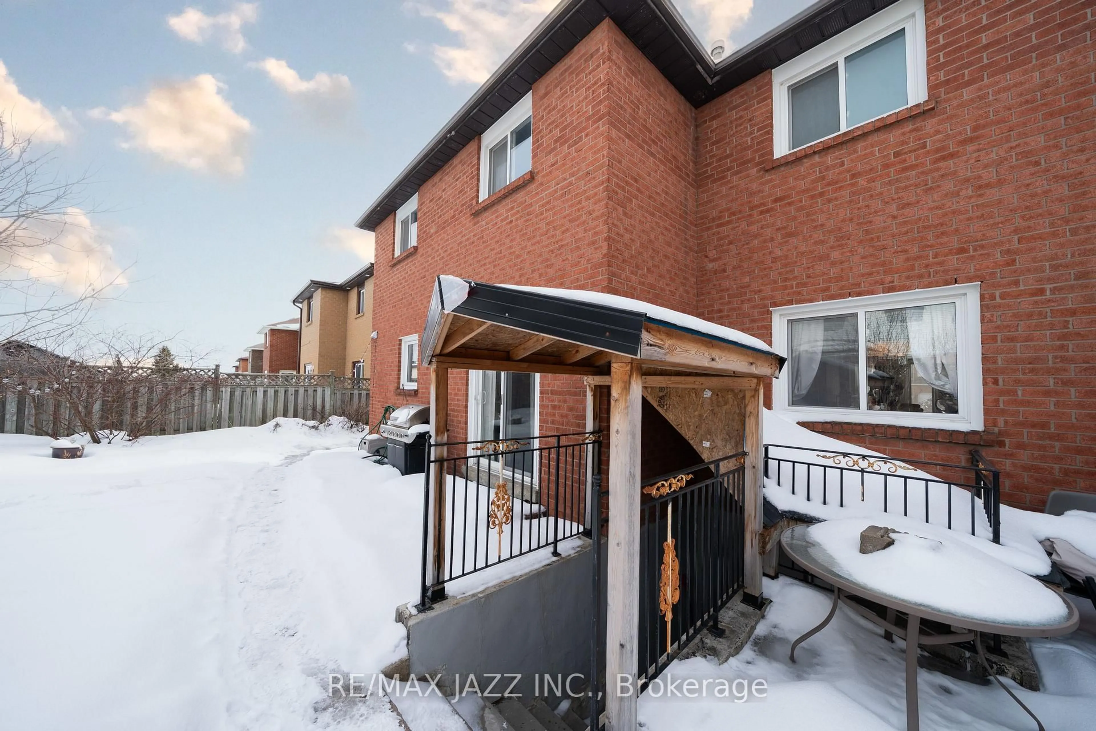 A pic from outside/outdoor area/front of a property/back of a property/a pic from drone, street for 1652 Major Oaks Rd, Pickering Ontario L1X 1Y9