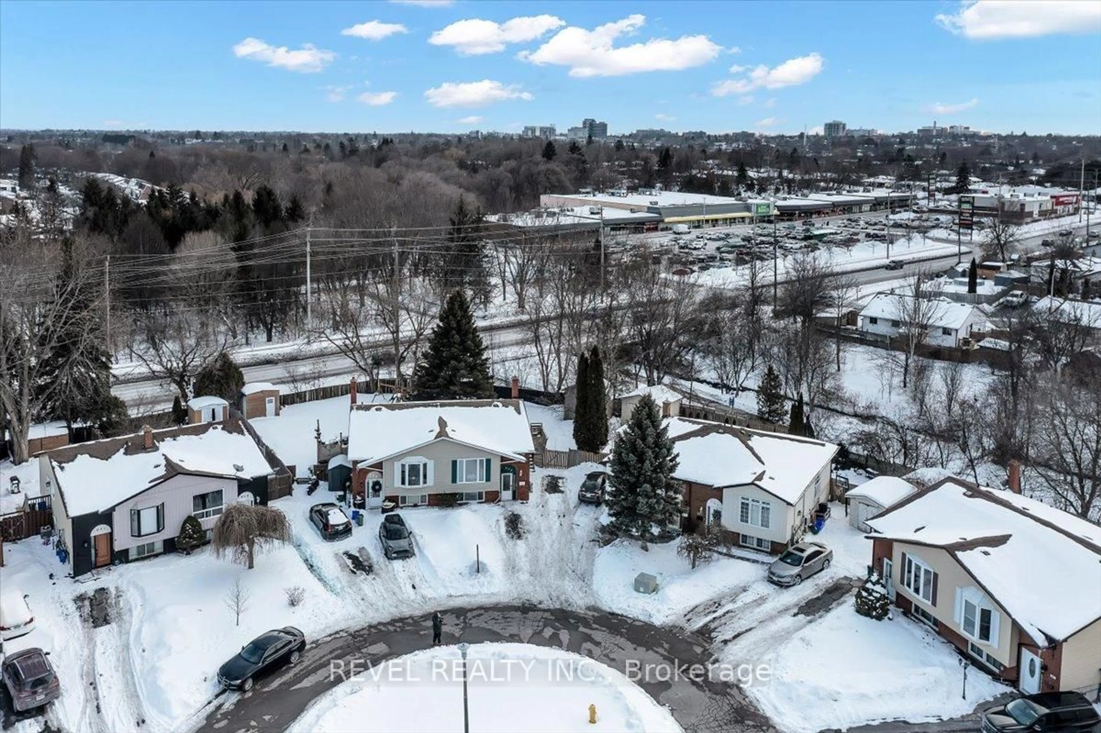 A pic from outside/outdoor area/front of a property/back of a property/a pic from drone, unknown for 633 Deauville Crt, Oshawa Ontario L1K 1R1