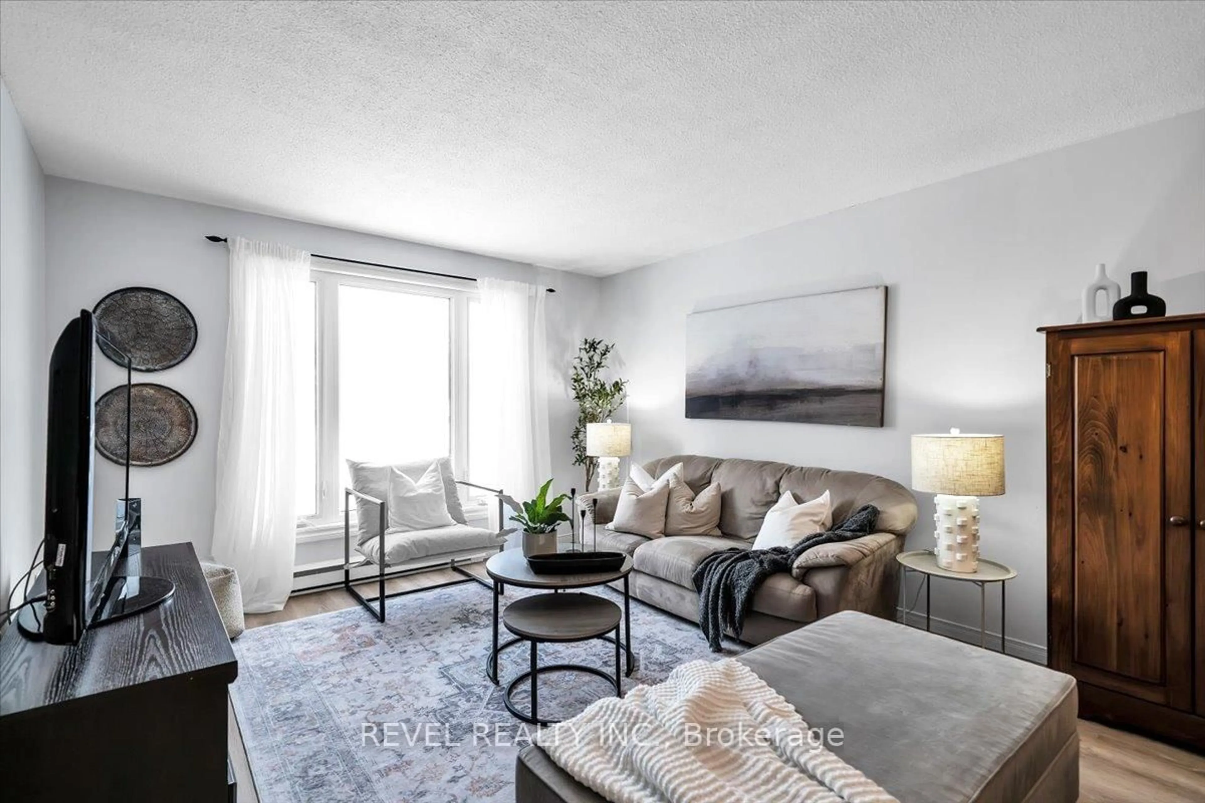 Living room with furniture, unknown for 633 Deauville Crt, Oshawa Ontario L1K 1R1