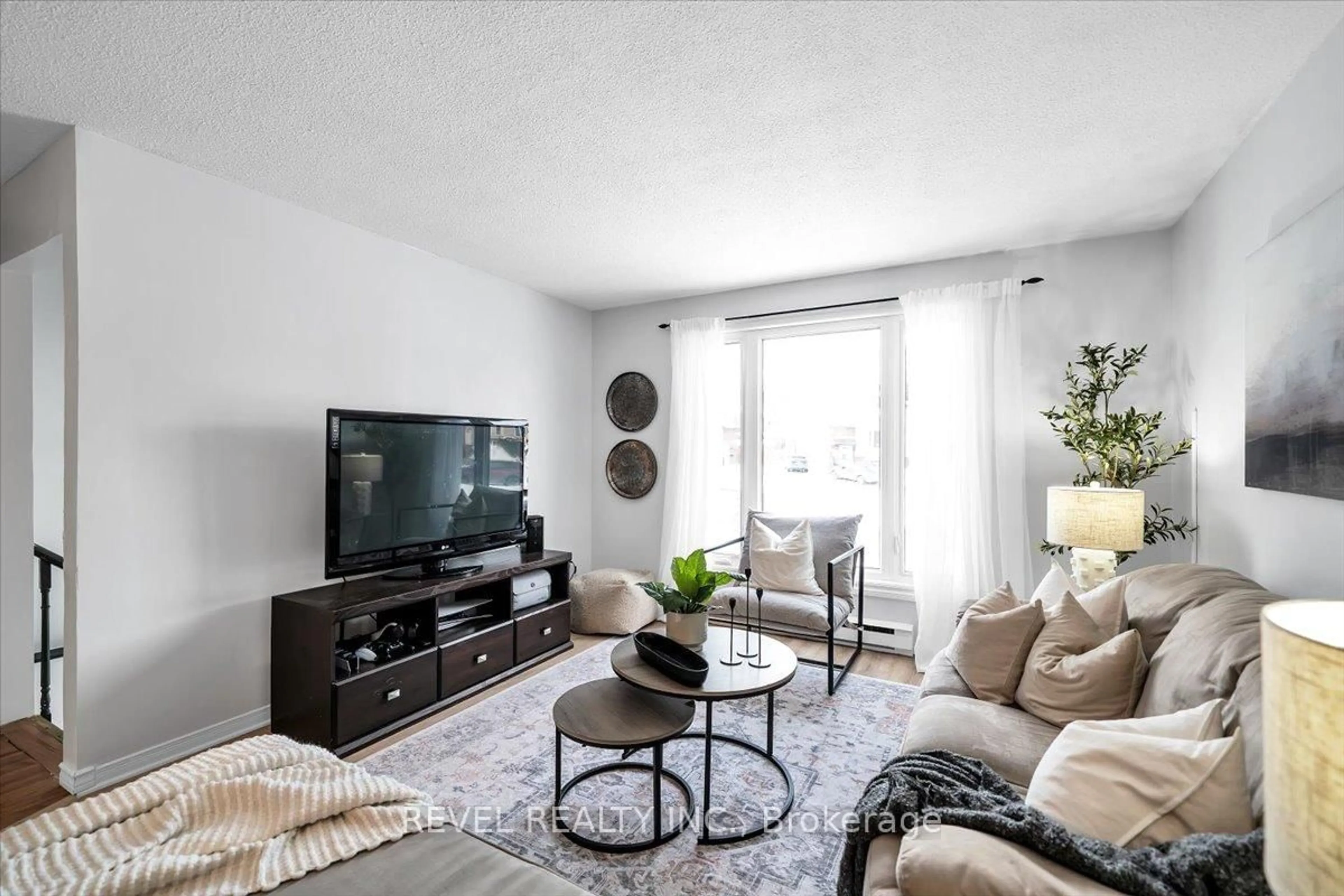 Living room with furniture, unknown for 633 Deauville Crt, Oshawa Ontario L1K 1R1