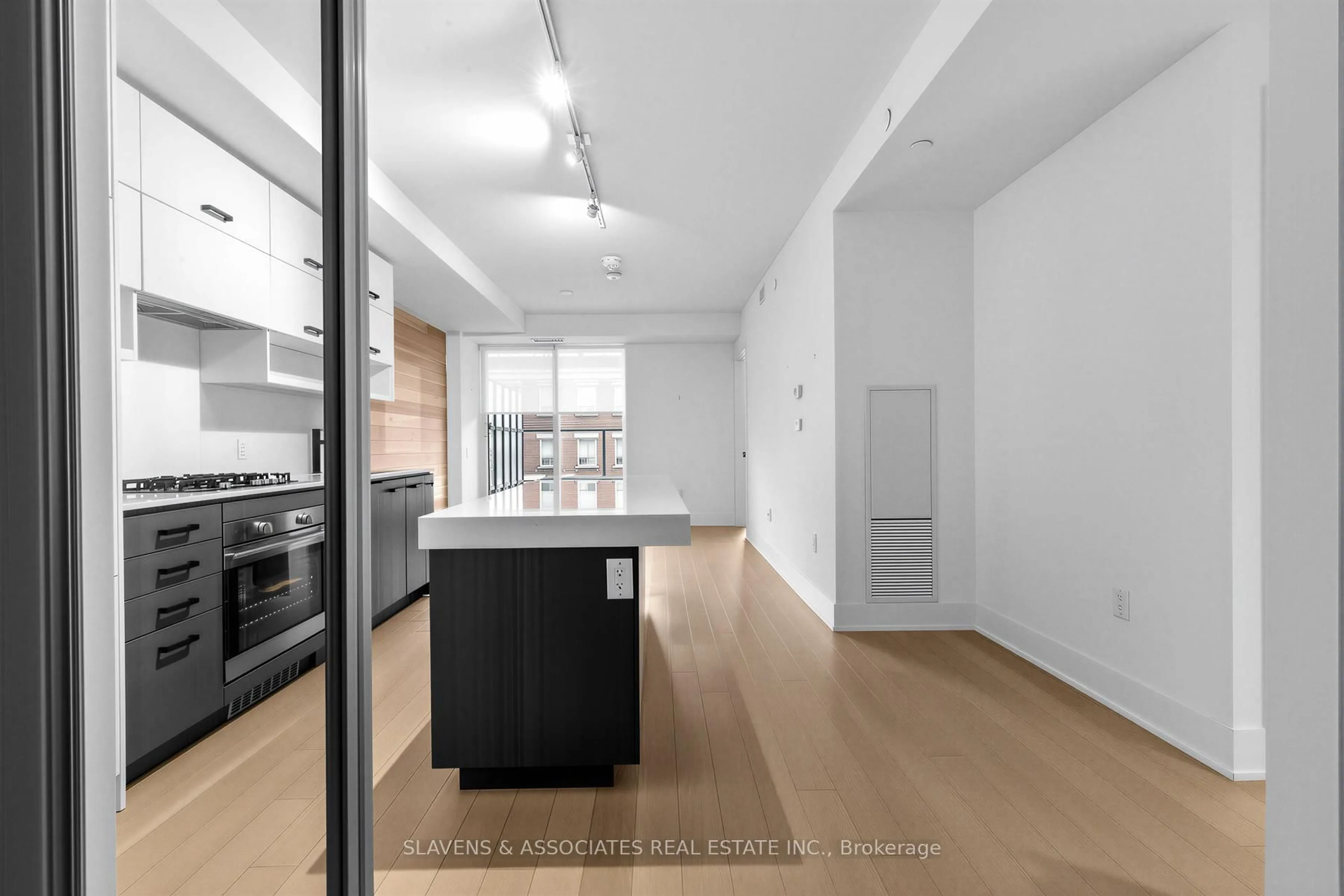 Unknown for 1888 Queen St #203, Toronto Ontario M4L 1H4