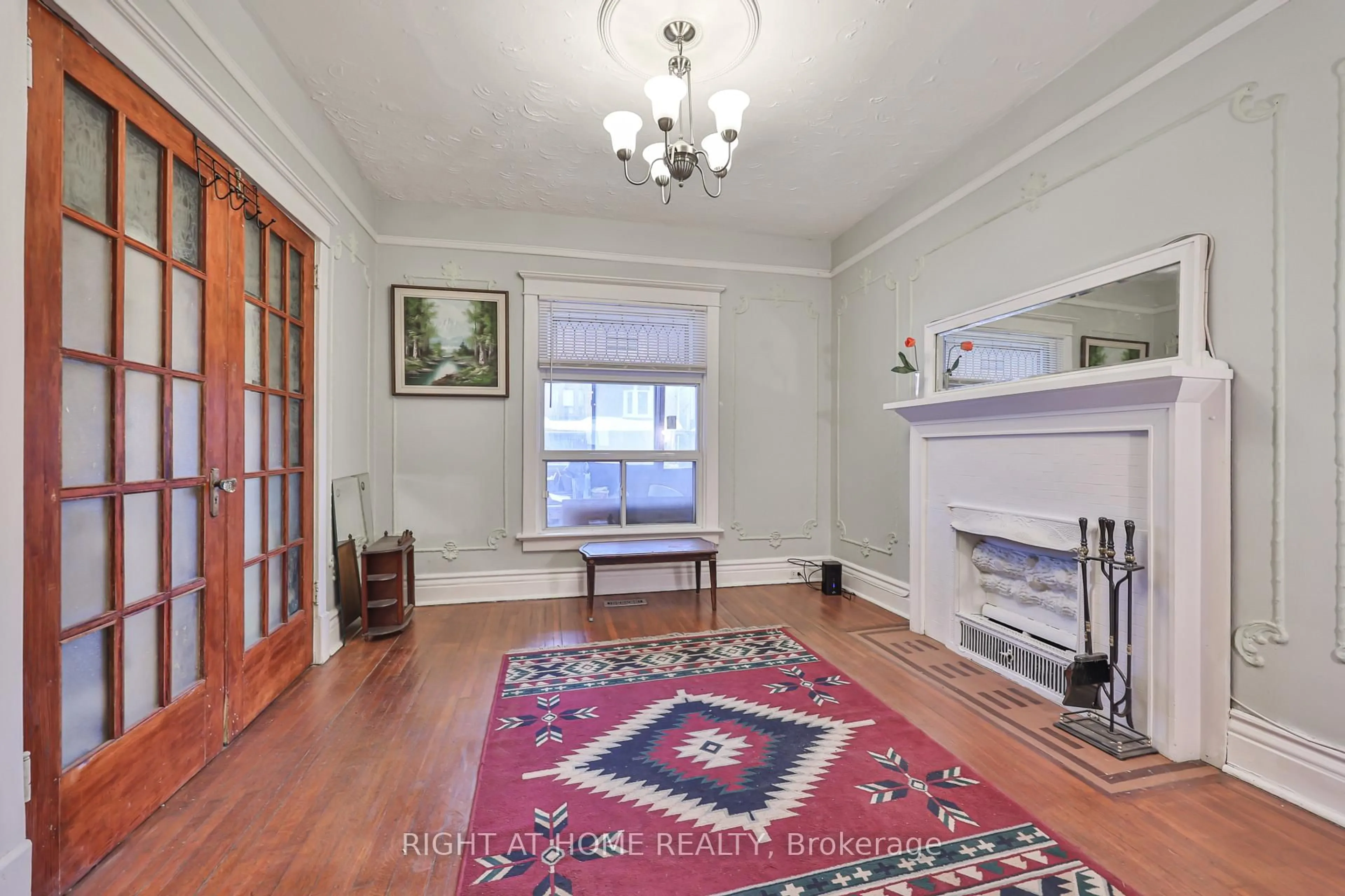 Unknown for 1448 Dundas St, Toronto Ontario M4M 1S8