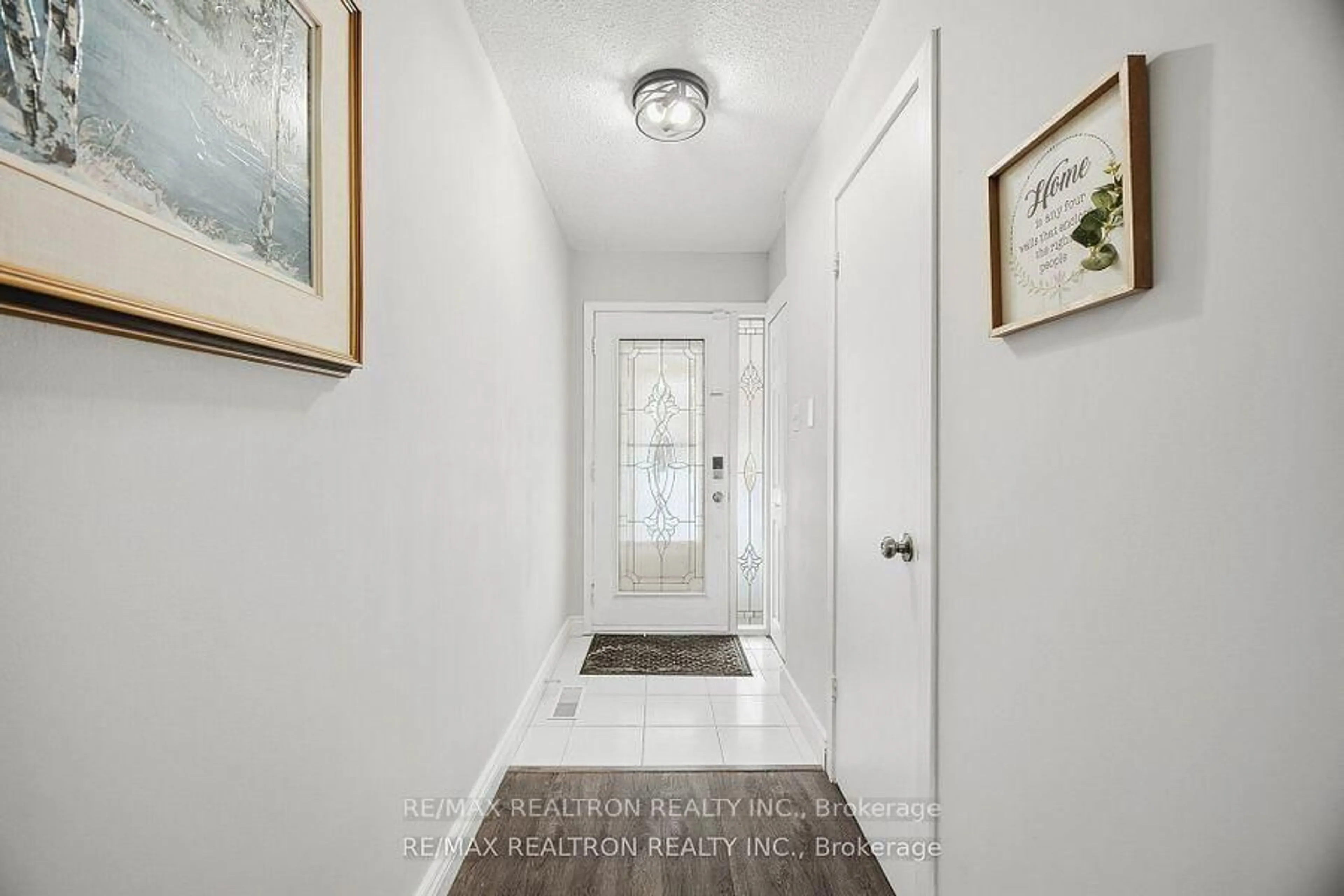 Indoor entryway for 14 Mansewood Gdns, Toronto Ontario M1E 5A6