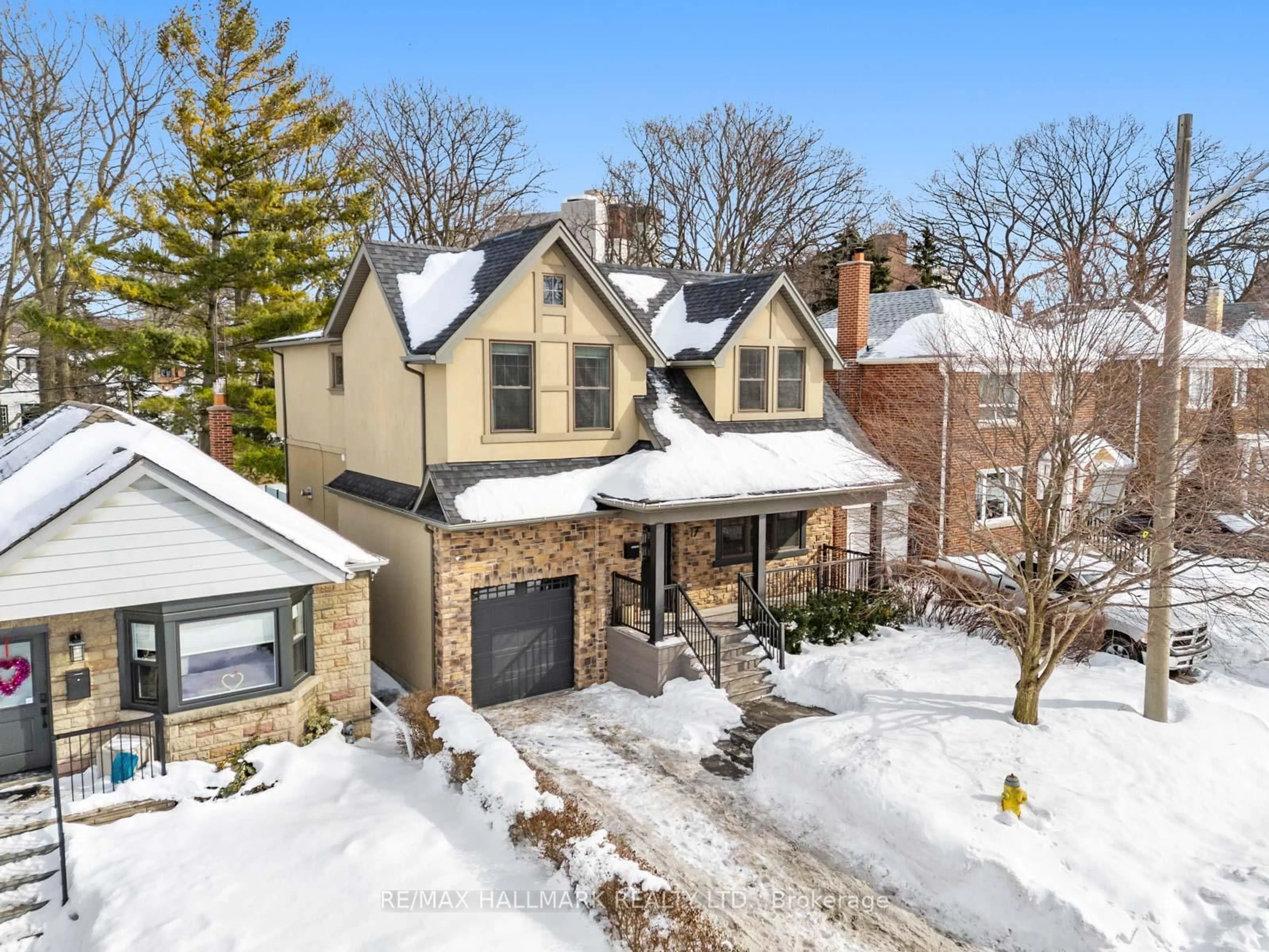 A pic from outside/outdoor area/front of a property/back of a property/a pic from drone, street for 17 Woodland Park Rd, Toronto Ontario M1N 2X5
