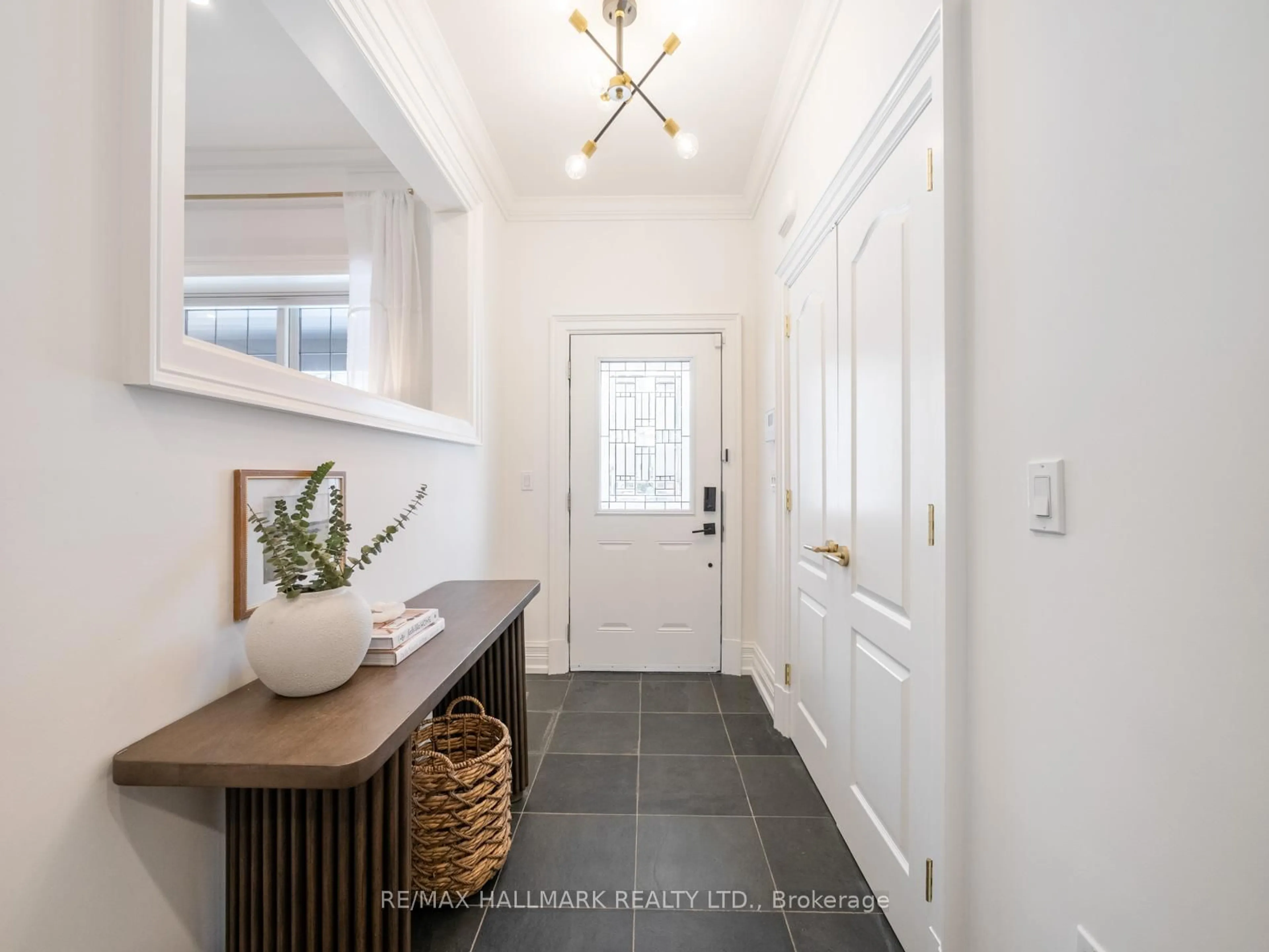 Indoor entryway for 17 Woodland Park Rd, Toronto Ontario M1N 2X5