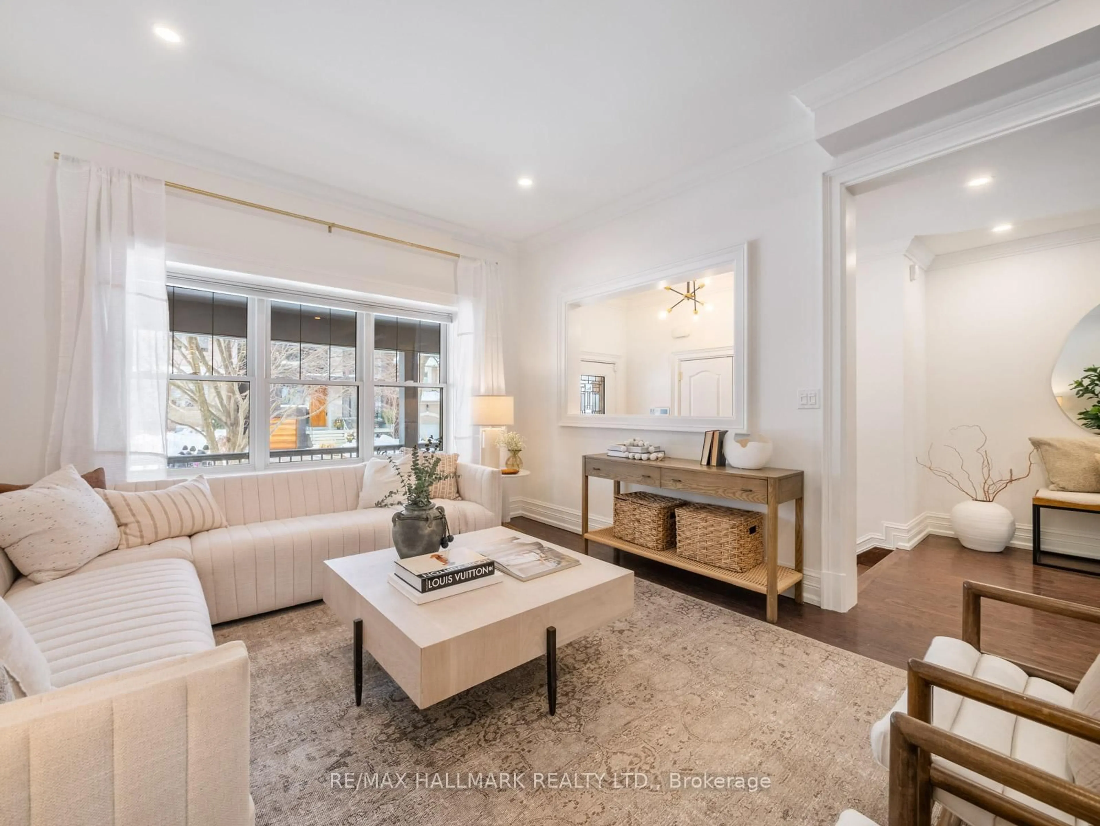 Living room with furniture, unknown for 17 Woodland Park Rd, Toronto Ontario M1N 2X5