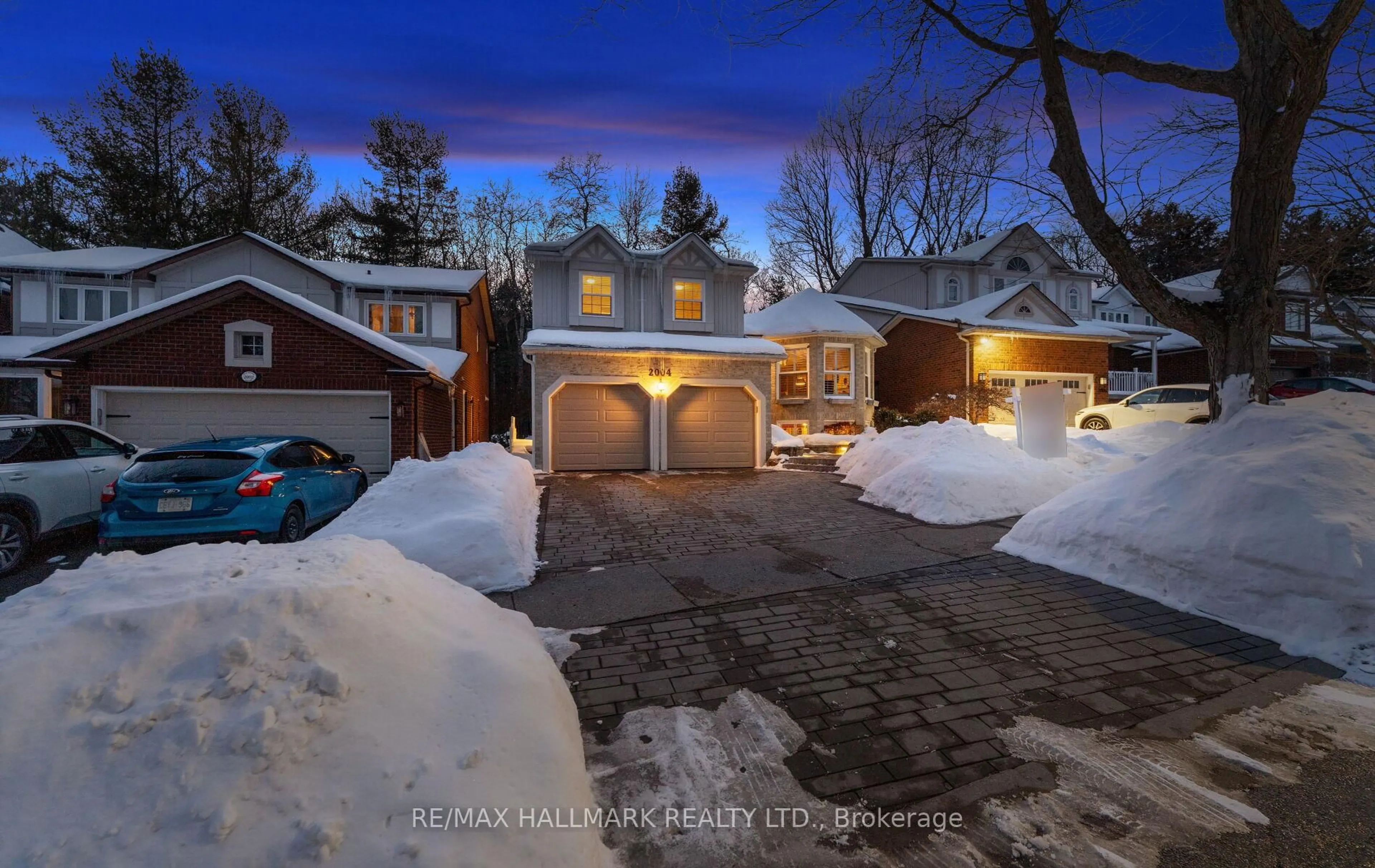 A pic from outside/outdoor area/front of a property/back of a property/a pic from drone, street for 2004 Blairwood Crt, Pickering Ontario L1X 2S3