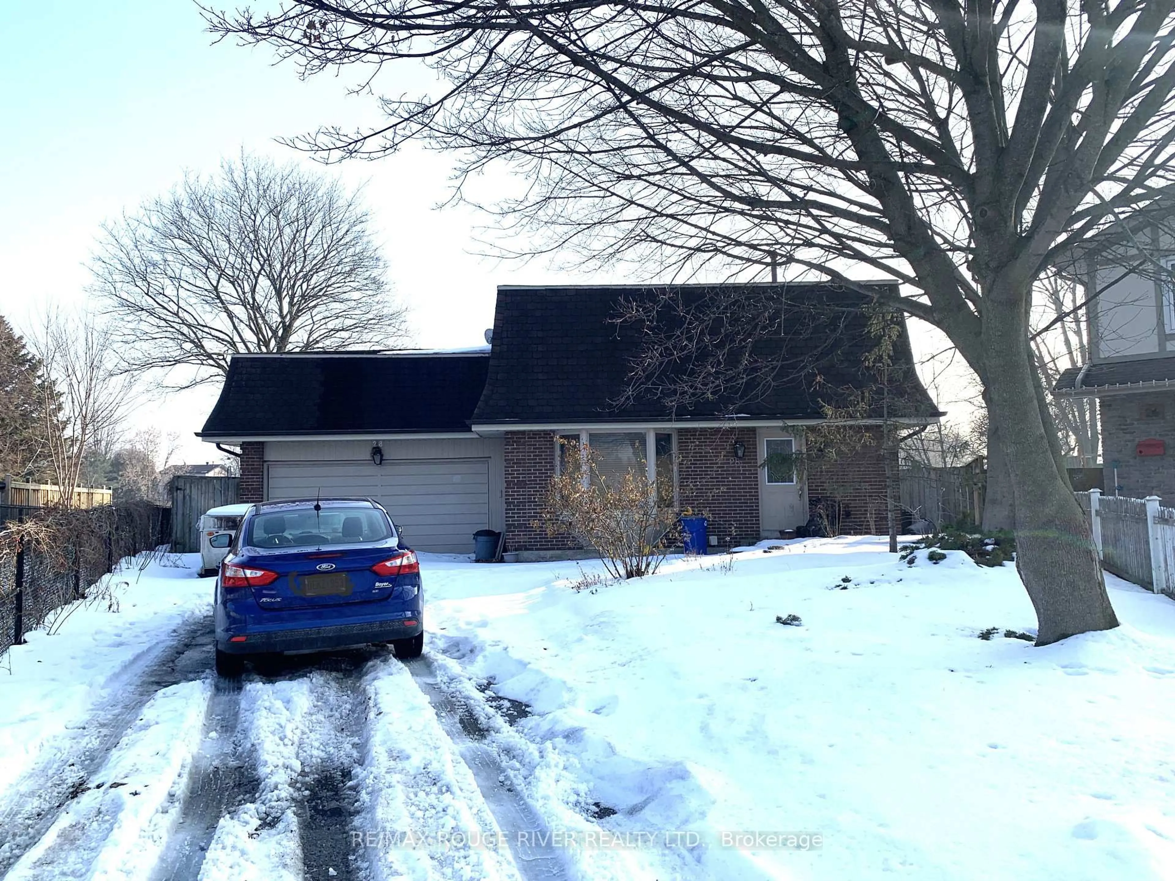 A pic from outside/outdoor area/front of a property/back of a property/a pic from drone, street for 28 Nordic Crt, Whitby Ontario L1N 5N3