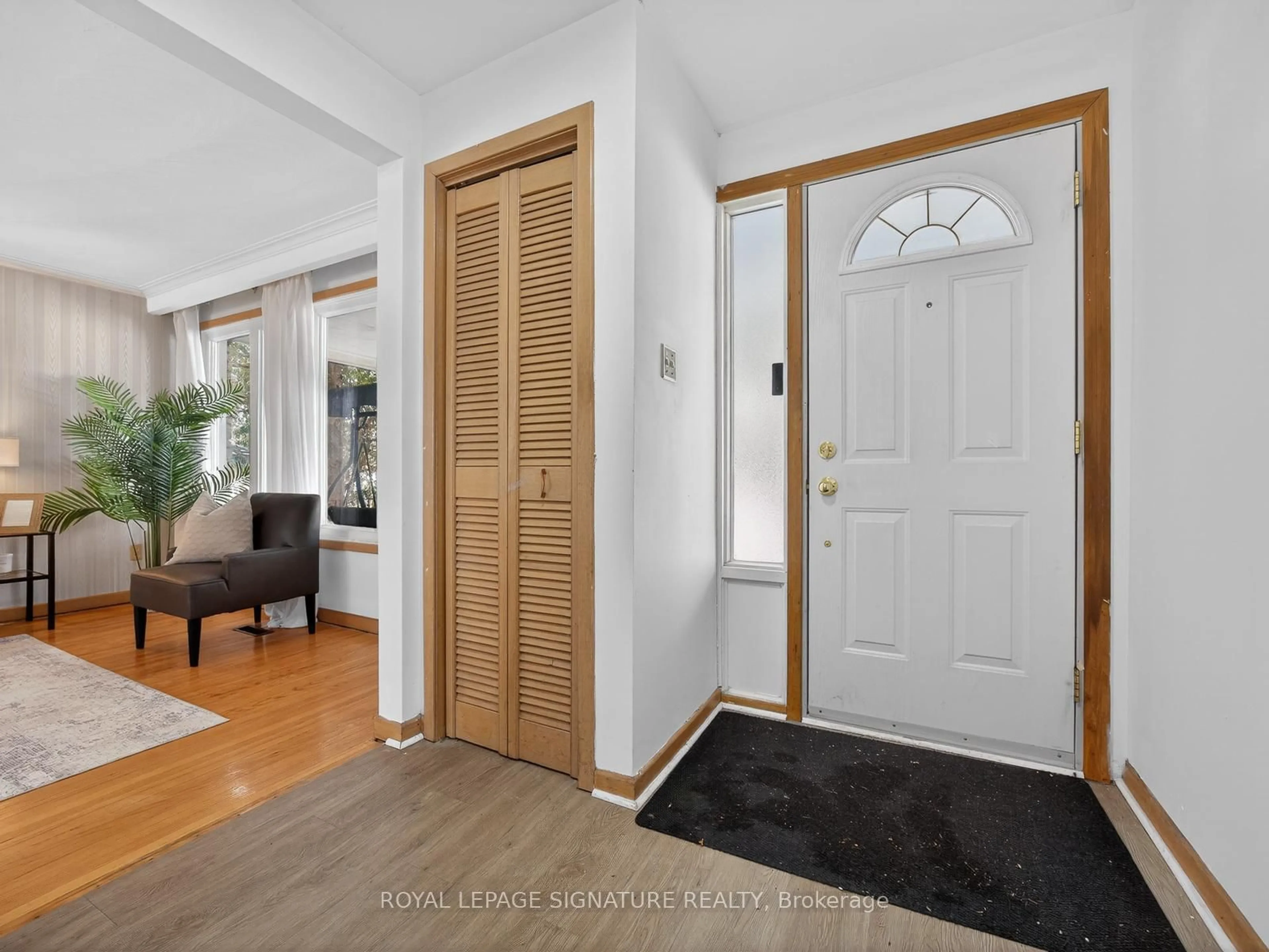 Indoor entryway for 43 Angora St, Toronto Ontario M1G 1L6