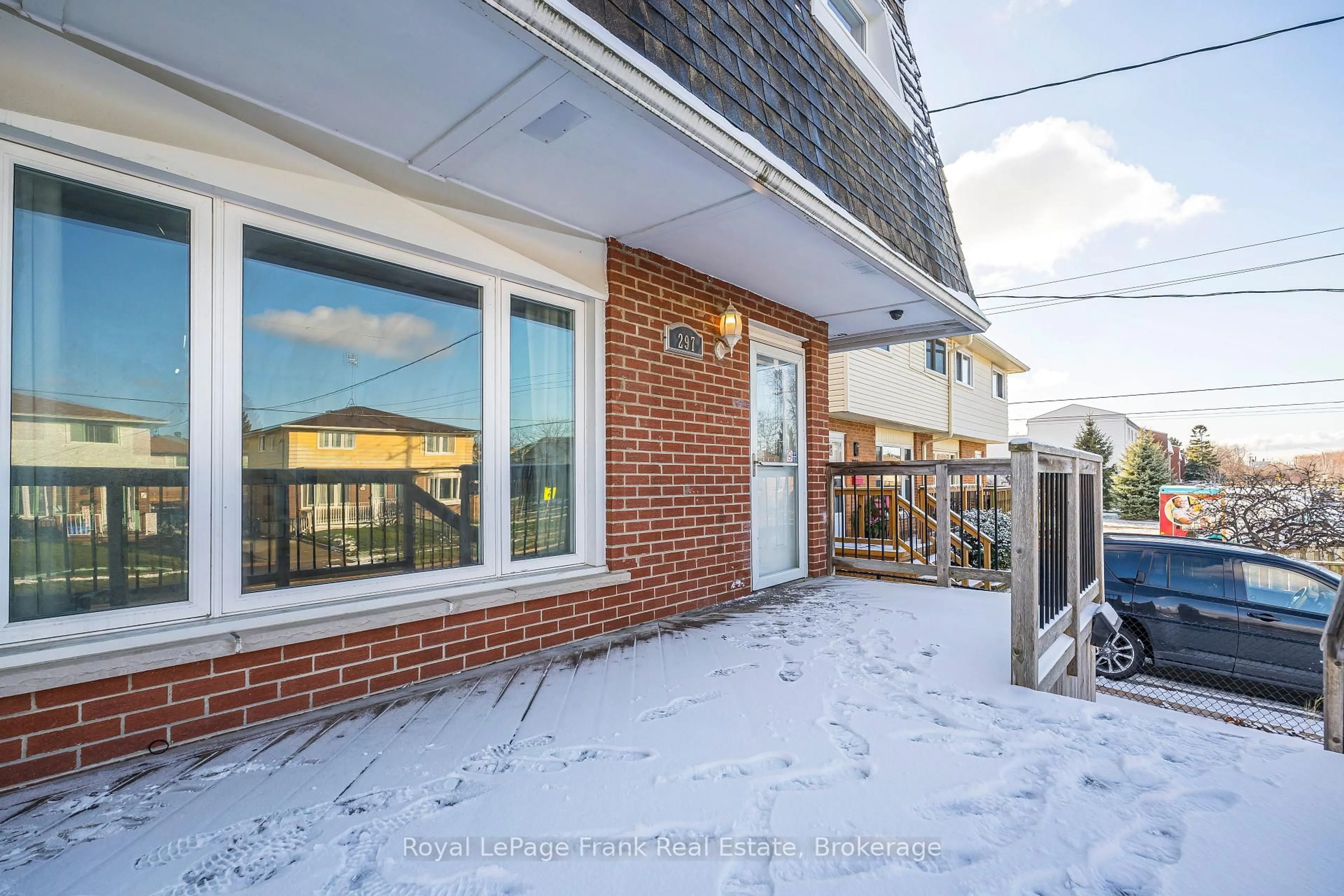 Patio, street for 297 Porter St, Oshawa Ontario L1J 1N3