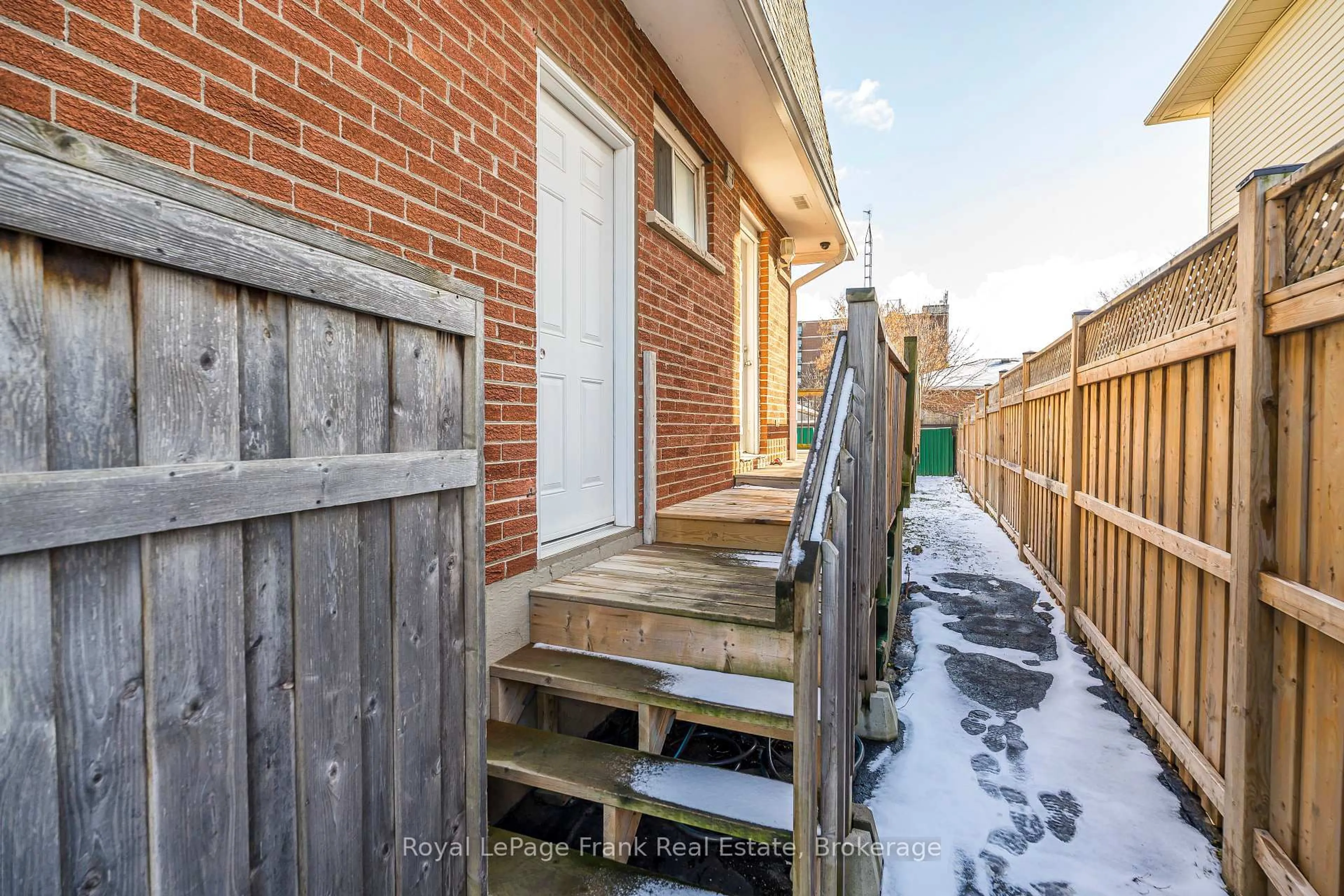 Patio, street for 297 Porter St, Oshawa Ontario L1J 1N3