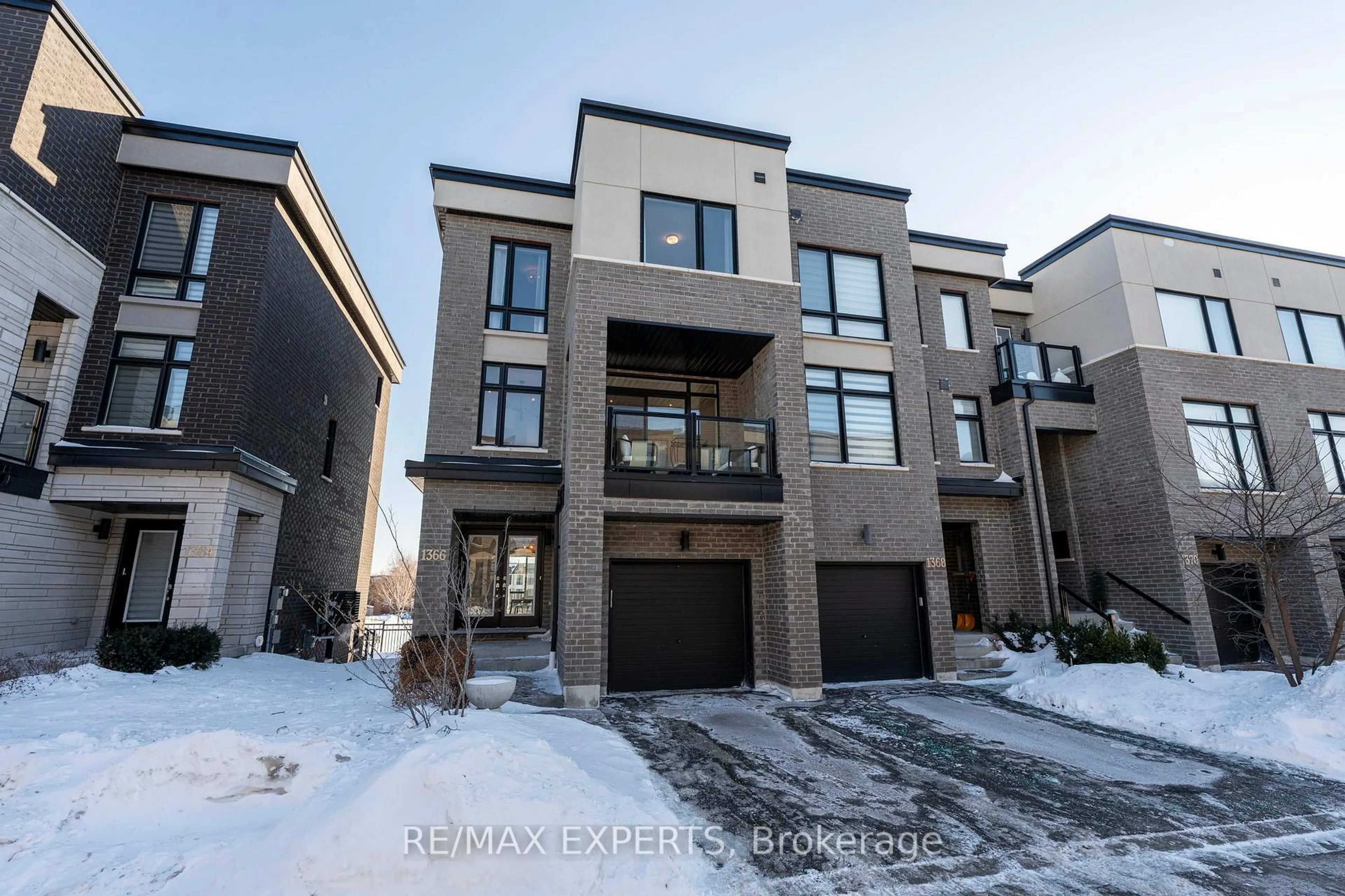 A pic from outside/outdoor area/front of a property/back of a property/a pic from drone, unknown for 1366 Gull Crossing, Pickering Ontario L1W 0B7