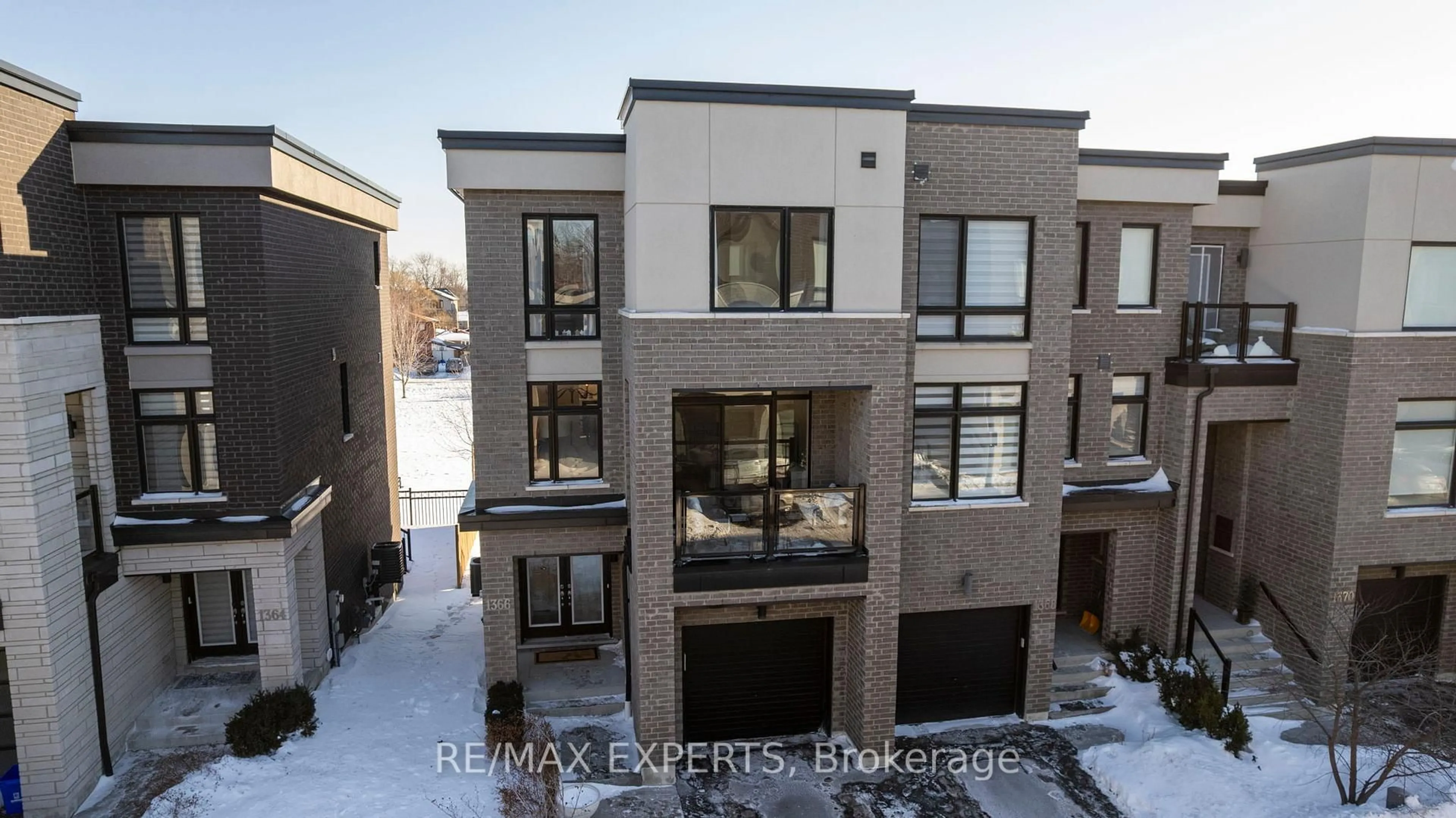 A pic from outside/outdoor area/front of a property/back of a property/a pic from drone, street for 1366 Gull Crossing, Pickering Ontario L1W 0B7