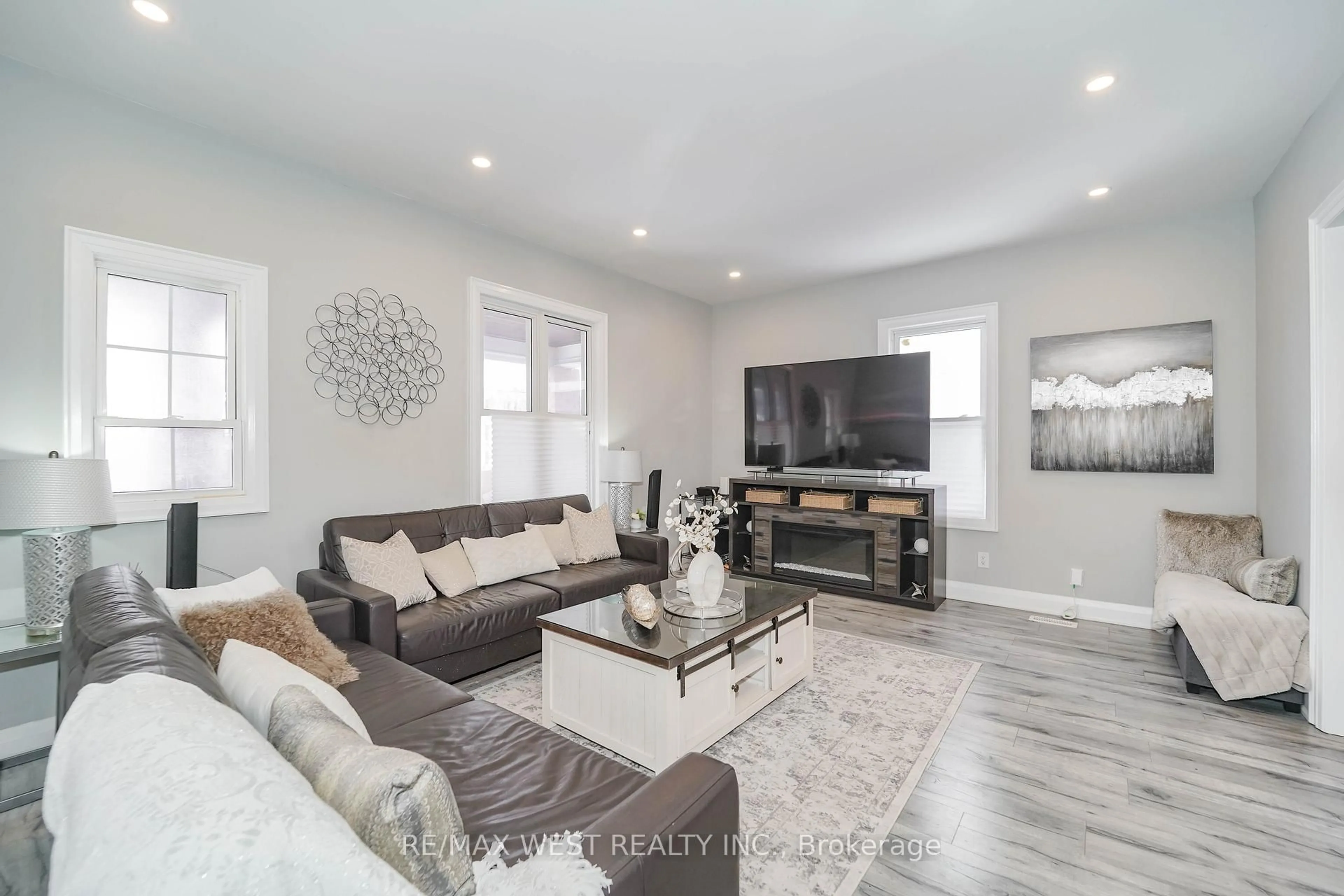 Living room with furniture, unknown for 235 Dearborn Ave, Oshawa Ontario L1G 4Z3