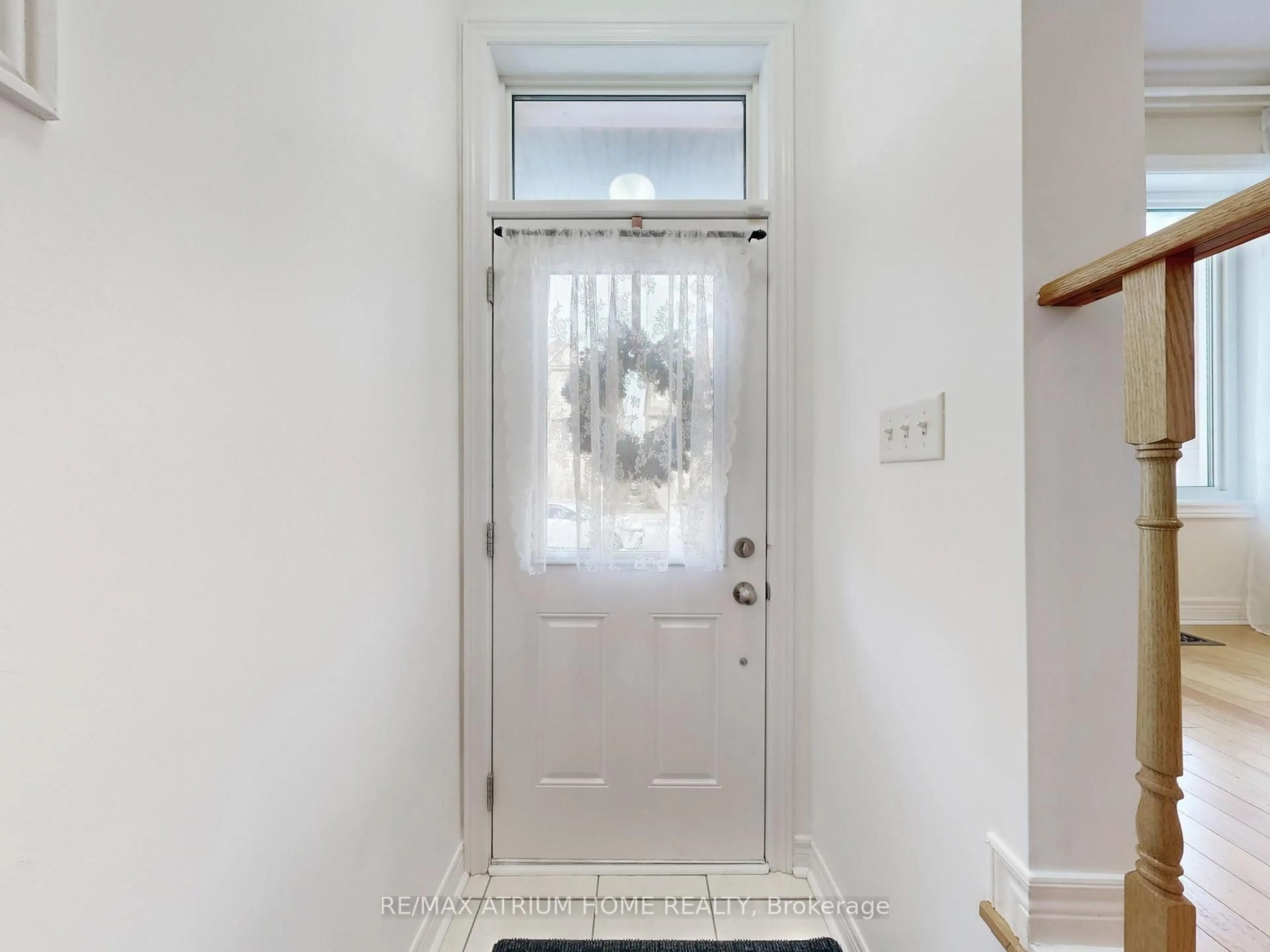 Indoor entryway for 17 Kawneer Terr, Toronto Ontario M1P 2X1