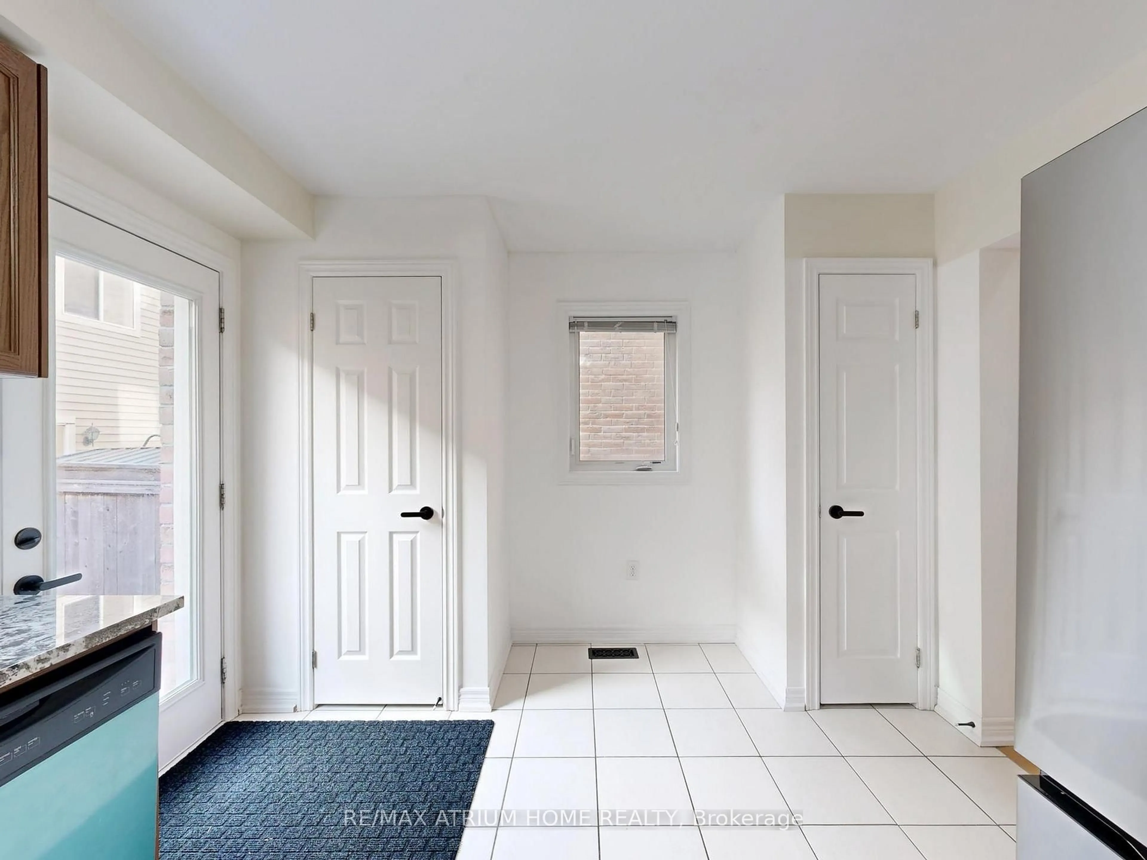 Indoor entryway for 17 Kawneer Terr, Toronto Ontario M1P 2X1