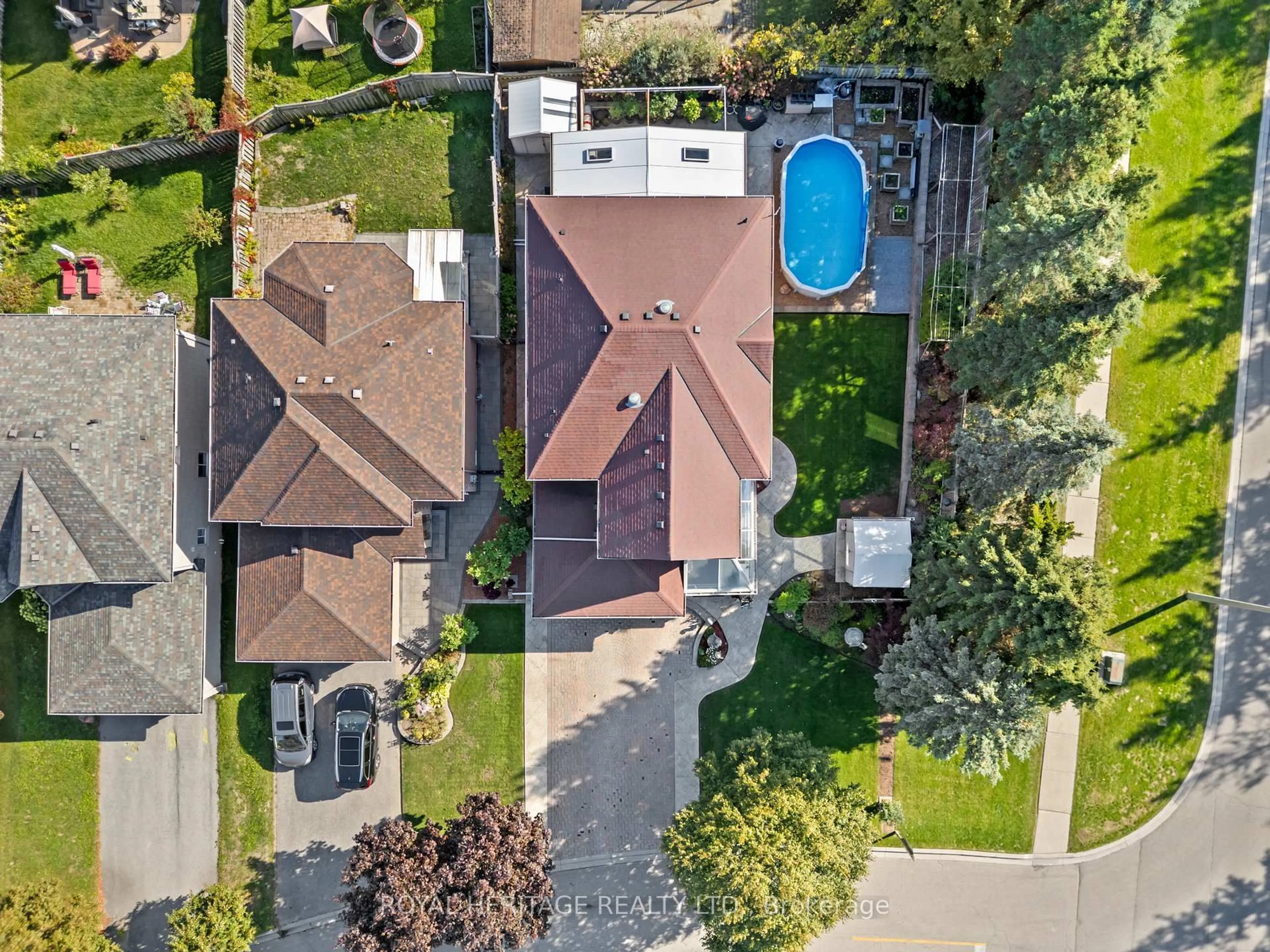 A pic from outside/outdoor area/front of a property/back of a property/a pic from drone, street for 1101 Gossamer Dr, Pickering Ontario L1X 2T7