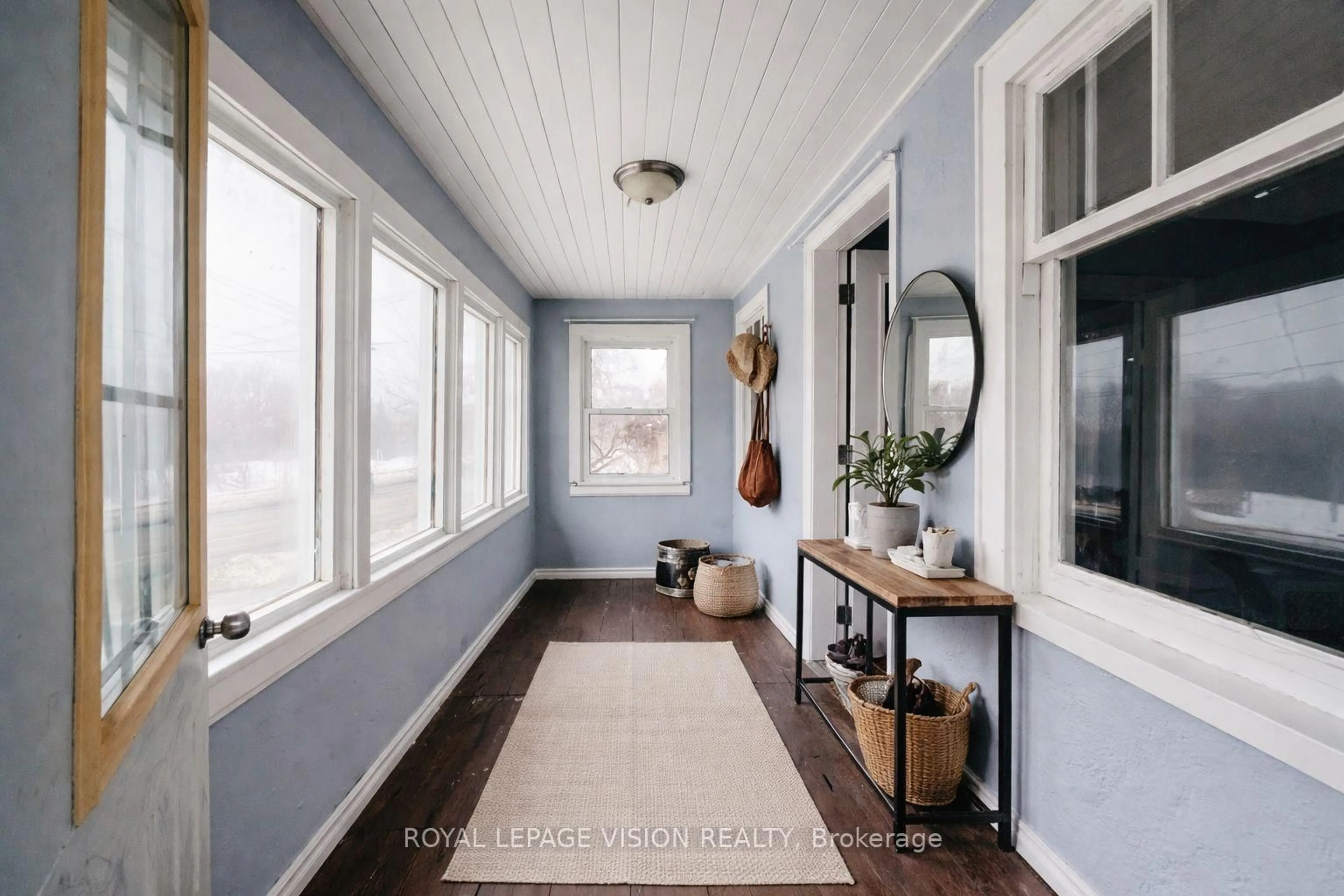 Indoor entryway for 424 BLOOR St, Oshawa Ontario L1H 3M8