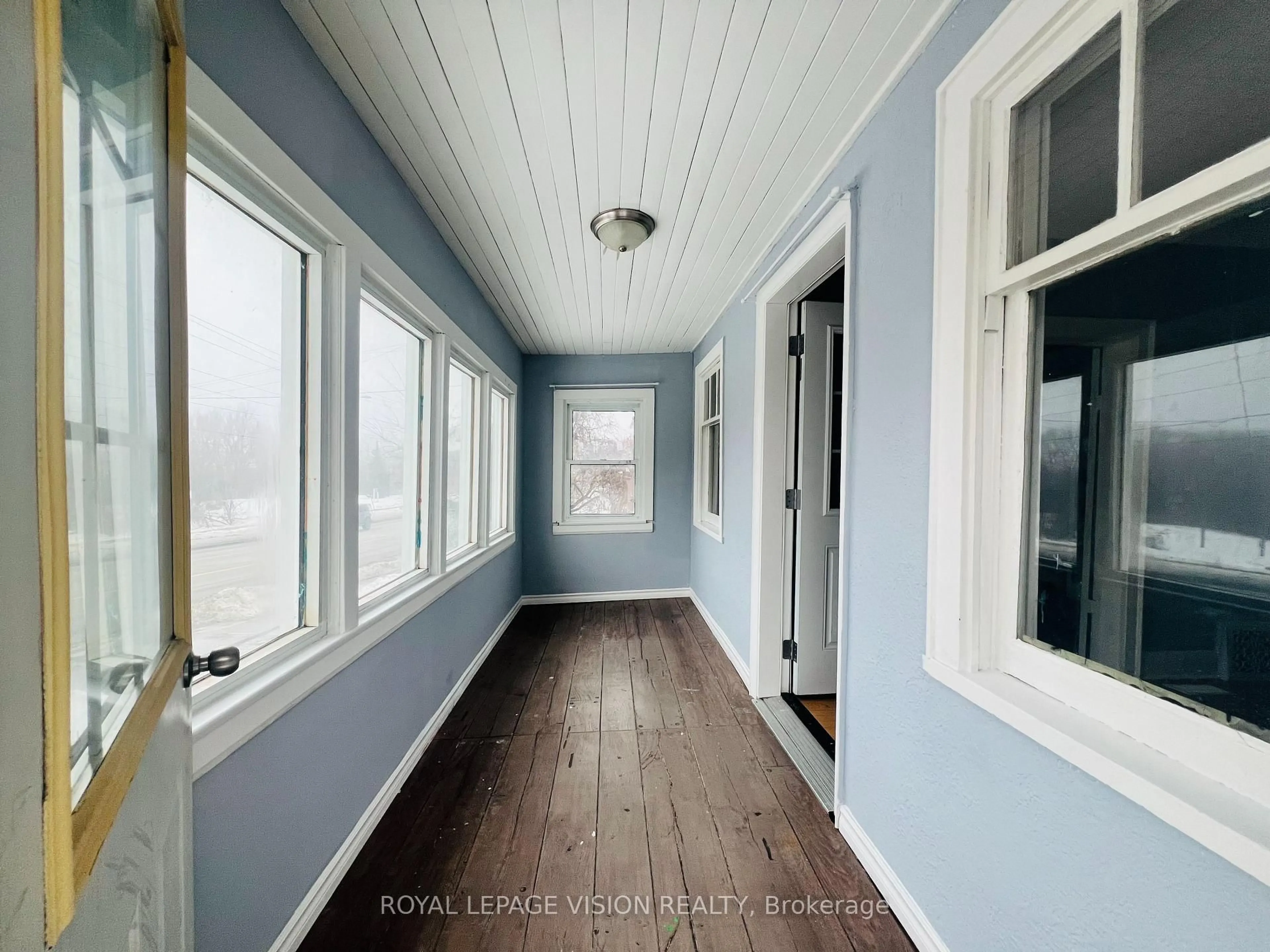 Indoor entryway for 424 BLOOR St, Oshawa Ontario L1H 3M8