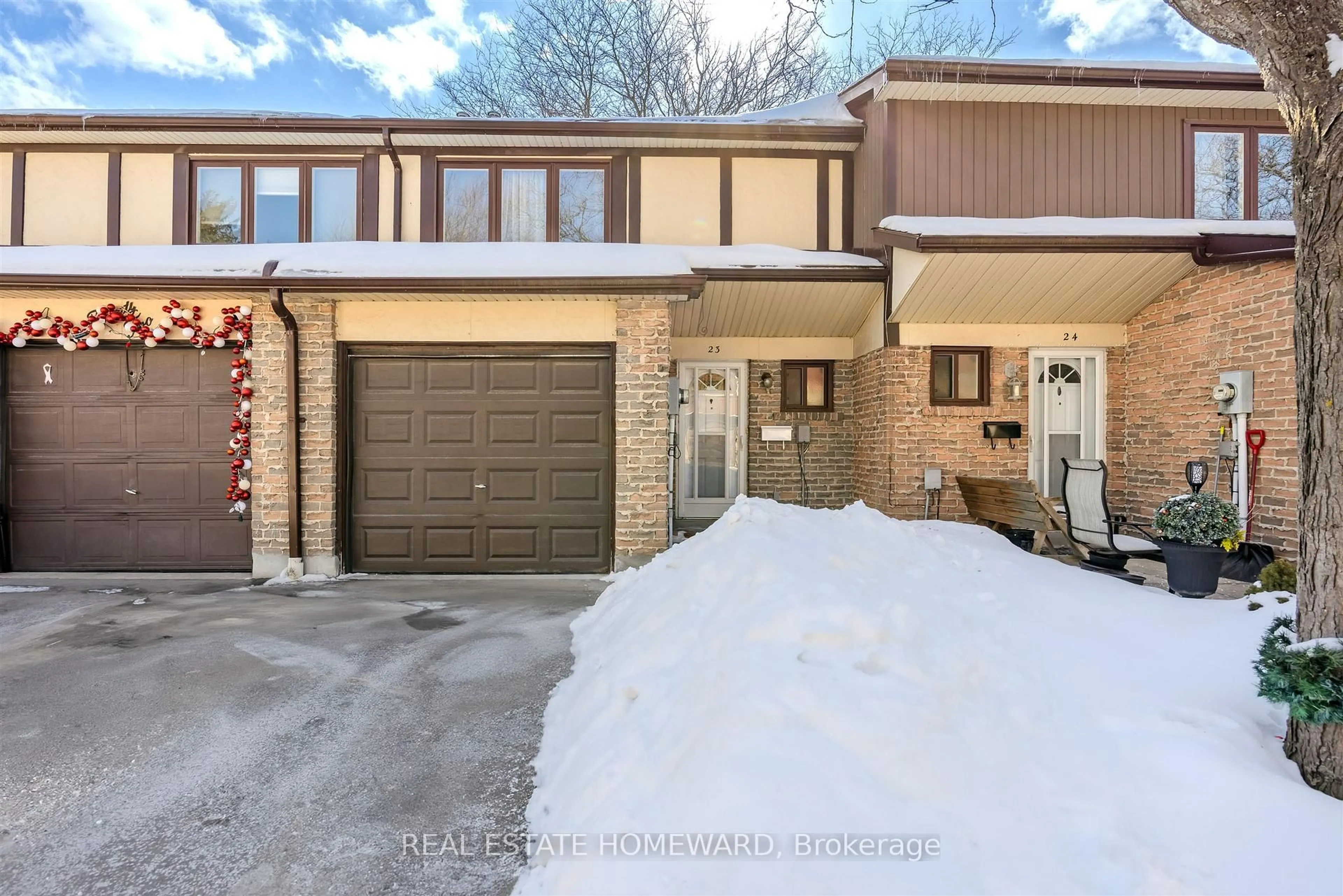 Home with brick exterior material, street for 1975 Memory Lane #23, Pickering Ontario L1V 3M3