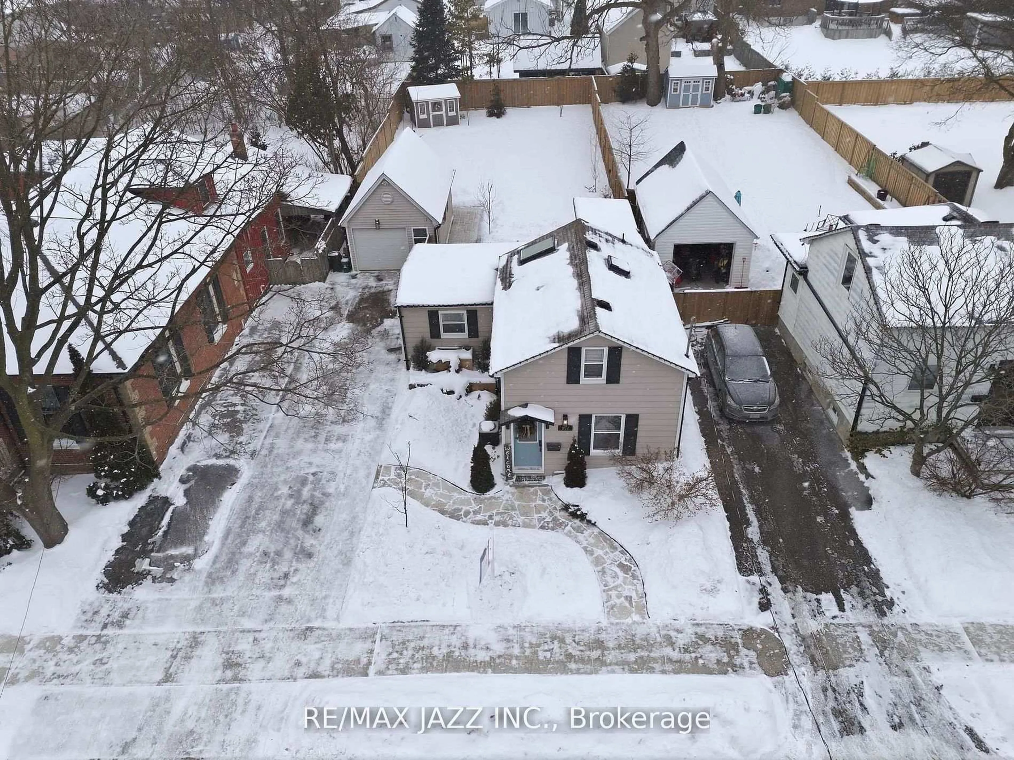 A pic from outside/outdoor area/front of a property/back of a property/a pic from drone, street for 922 Byron St, Whitby Ontario L1N 4R9