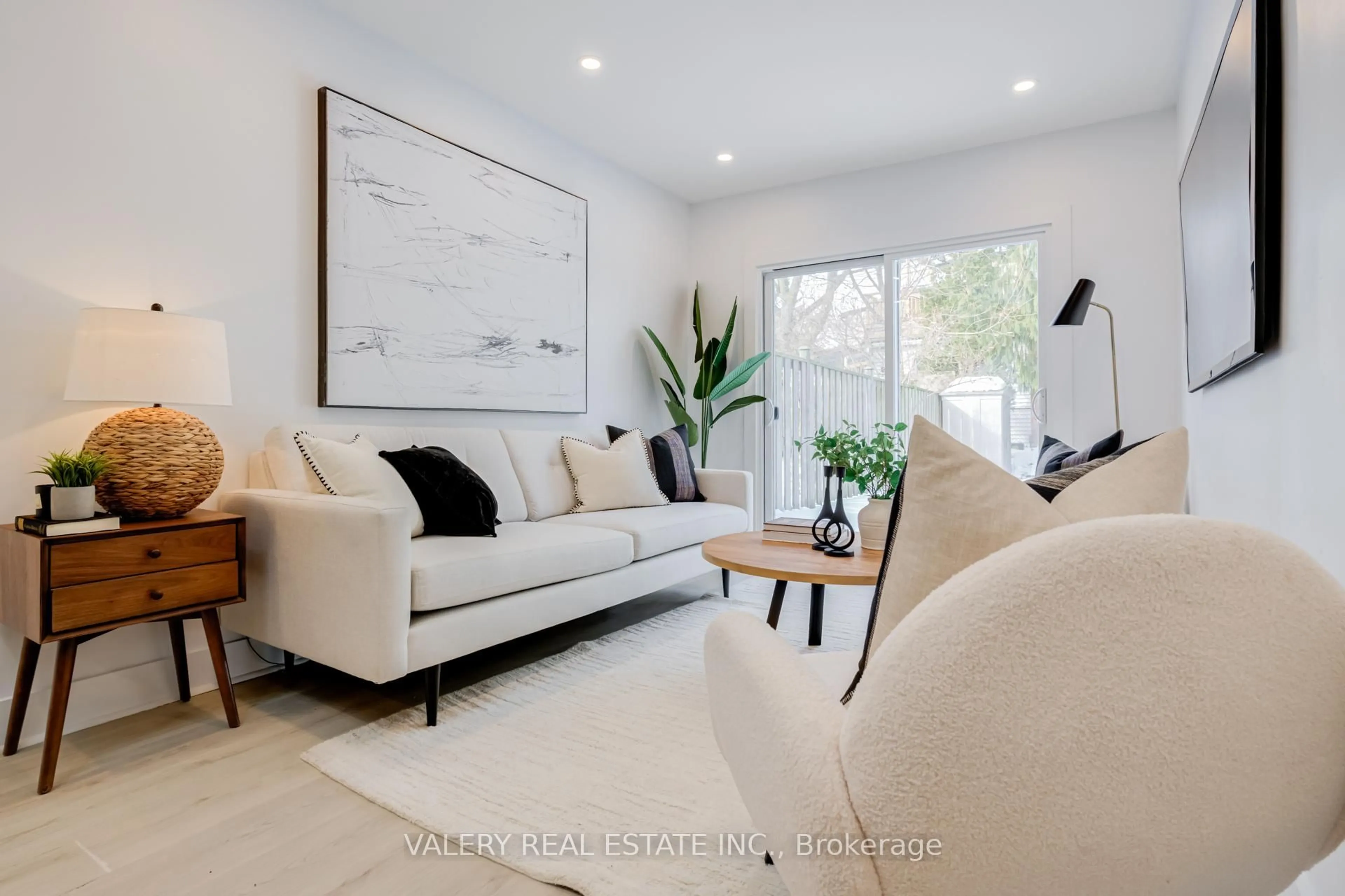 Living room with furniture, unknown for 146 Hanson St, Toronto Ontario M4C 1A4