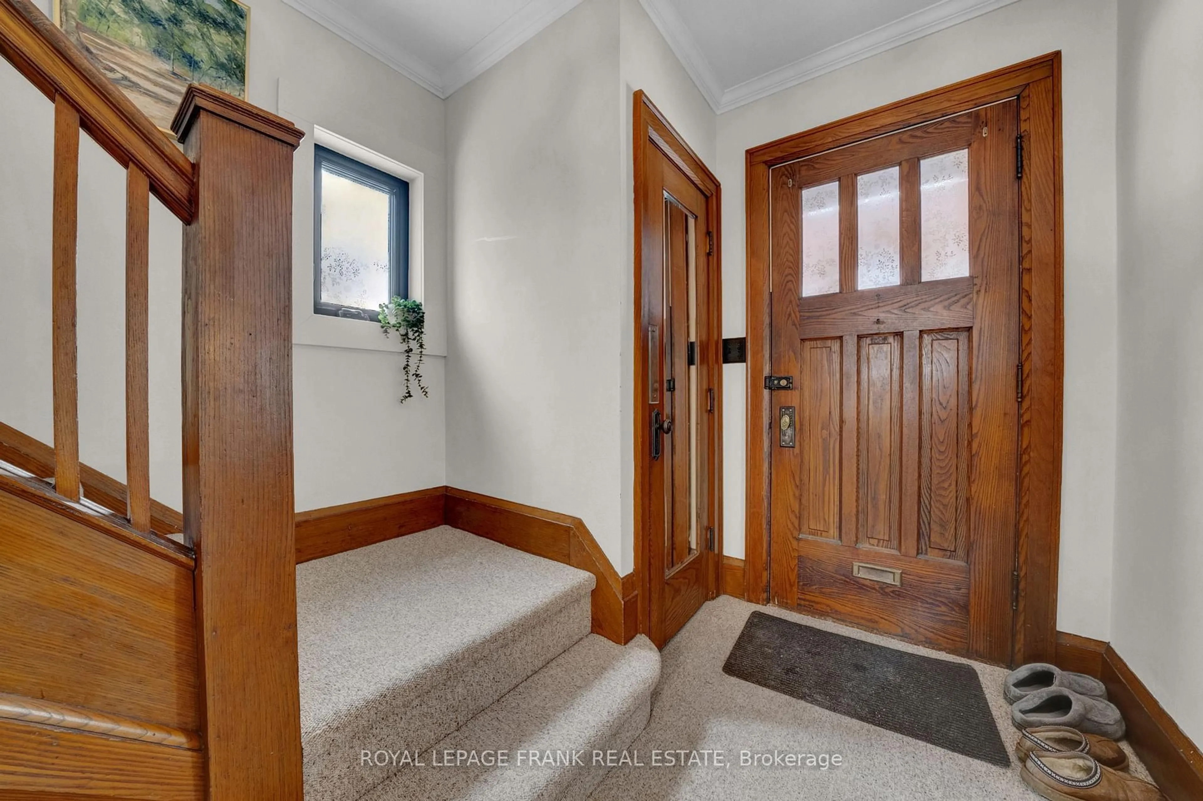 Indoor entryway for 86 Roxborough Ave, Oshawa Ontario L1G 5W4