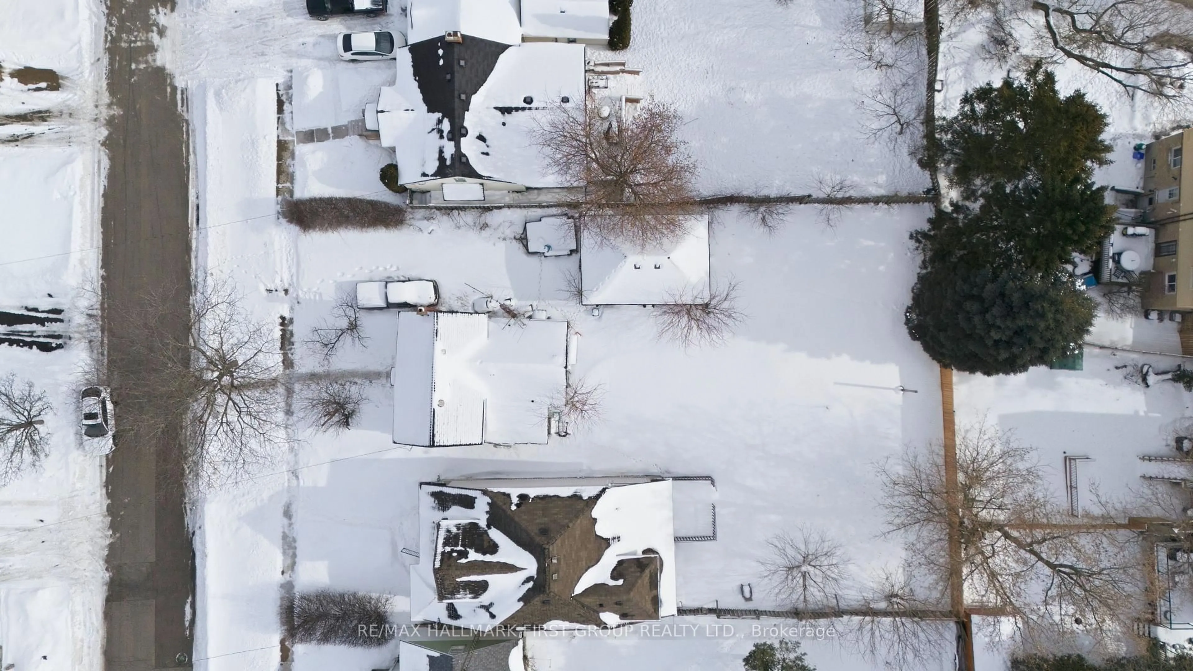 A pic from outside/outdoor area/front of a property/back of a property/a pic from drone, street for 145 Tresane St, Oshawa Ontario L1J 1T7