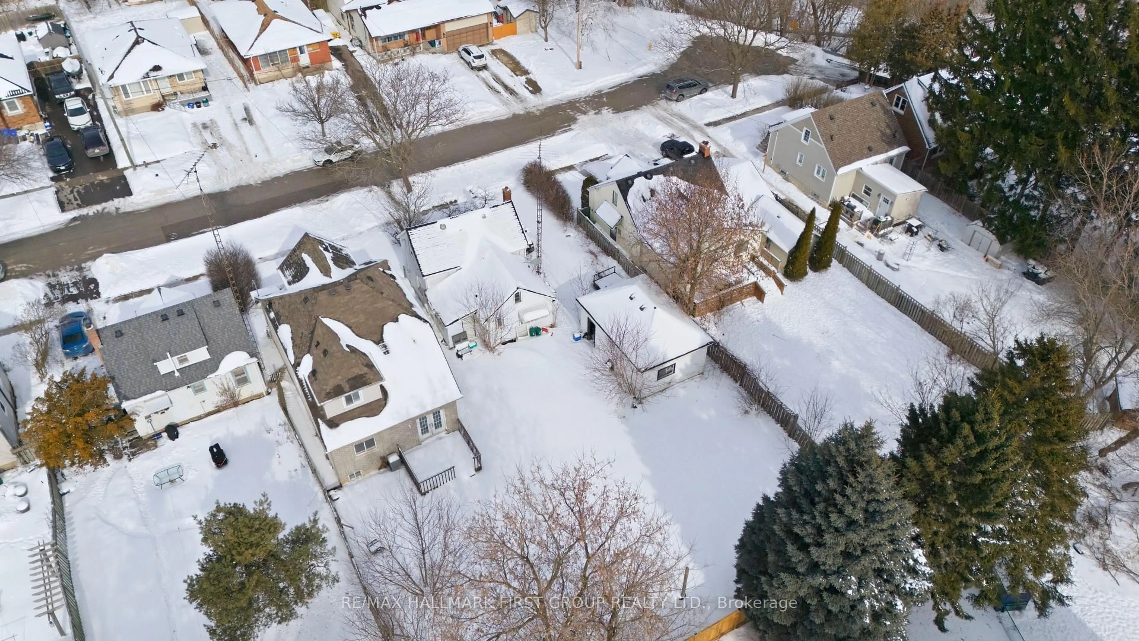A pic from outside/outdoor area/front of a property/back of a property/a pic from drone, street for 145 Tresane St, Oshawa Ontario L1J 1T7