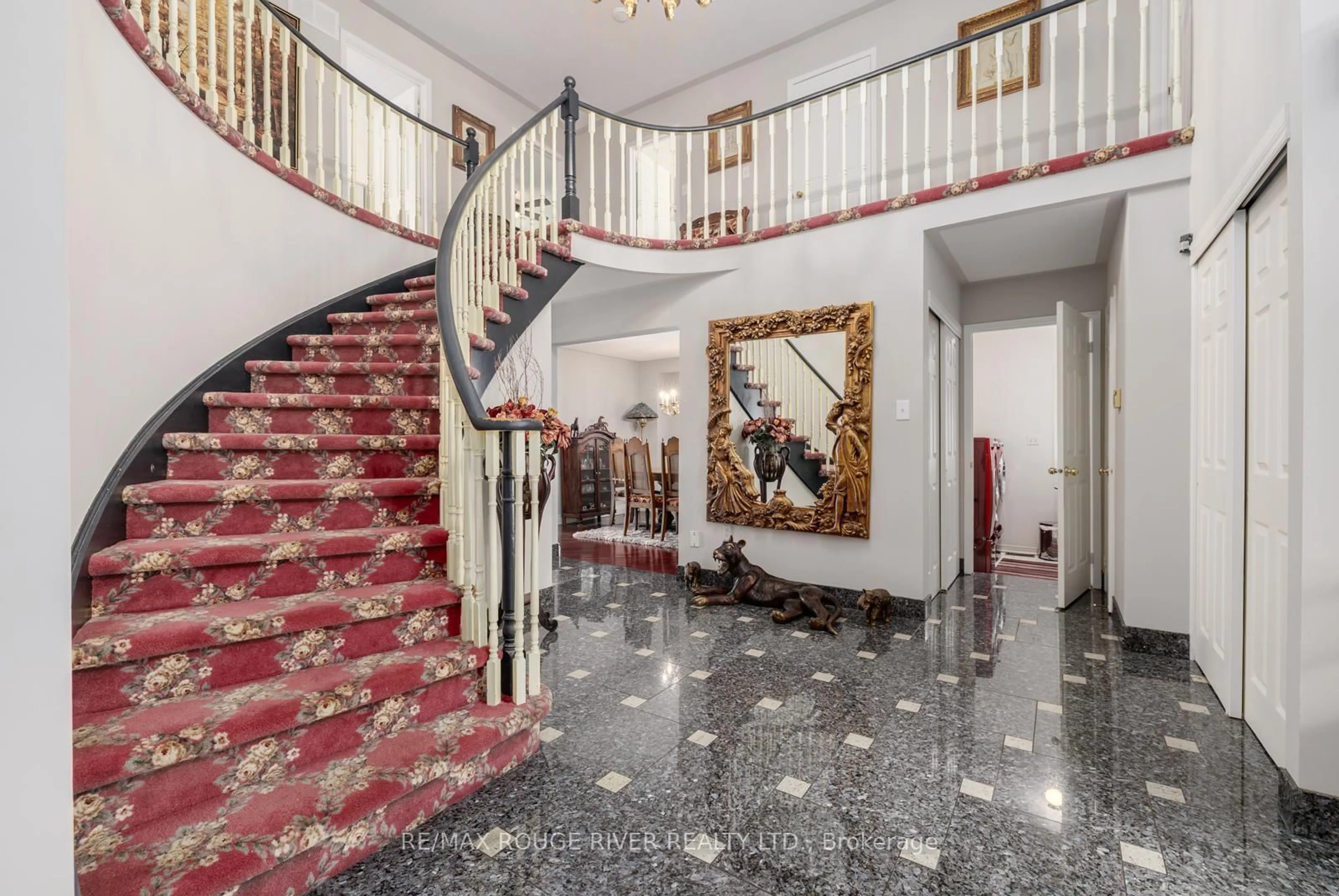 Indoor foyer for 1106 Ridge Valley Dr, Oshawa Ontario L1K 2E2