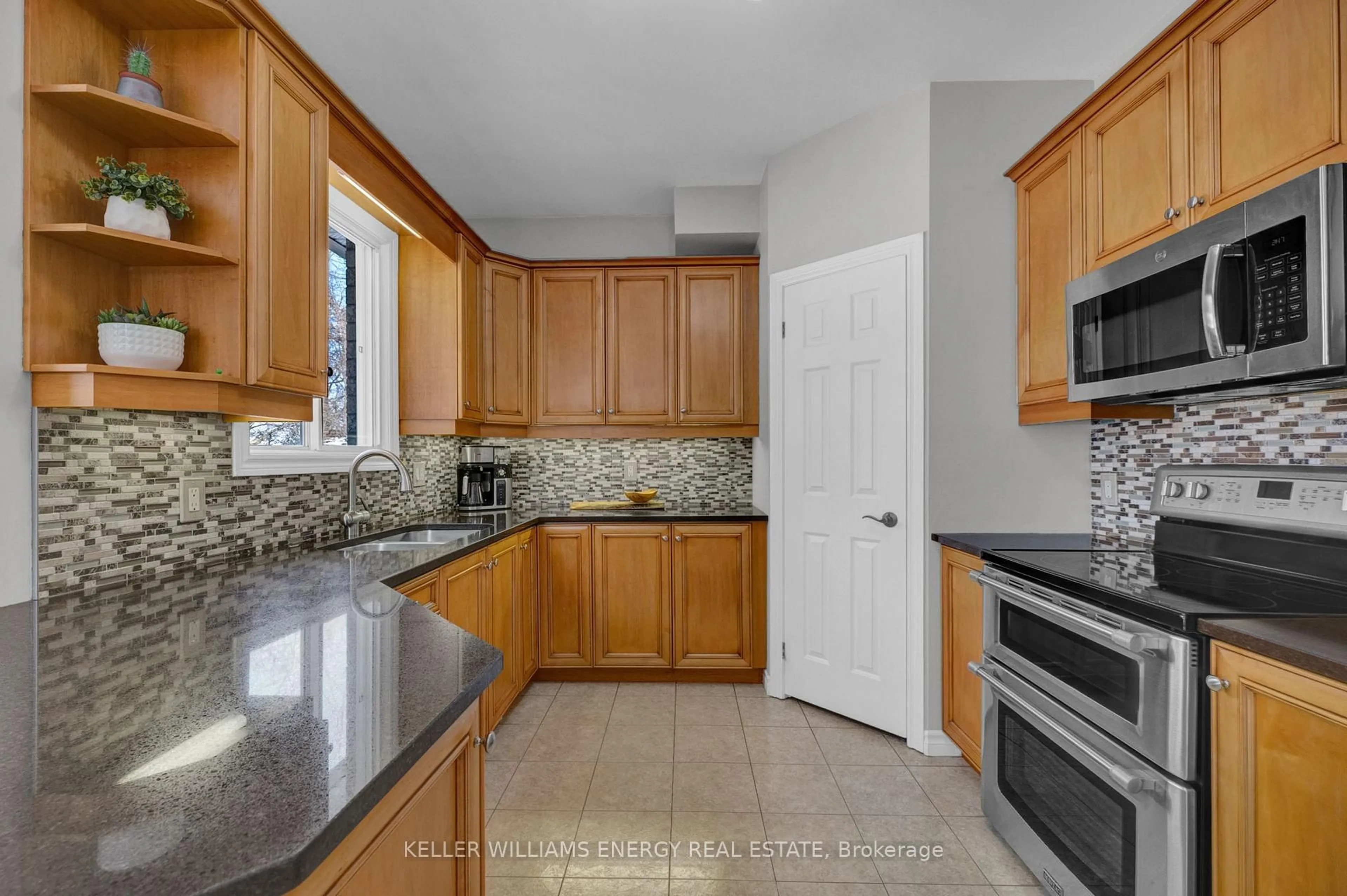 Standard kitchen, ceramic/tile floor for 518 Britannia Ave, Oshawa Ontario L1L 1B7
