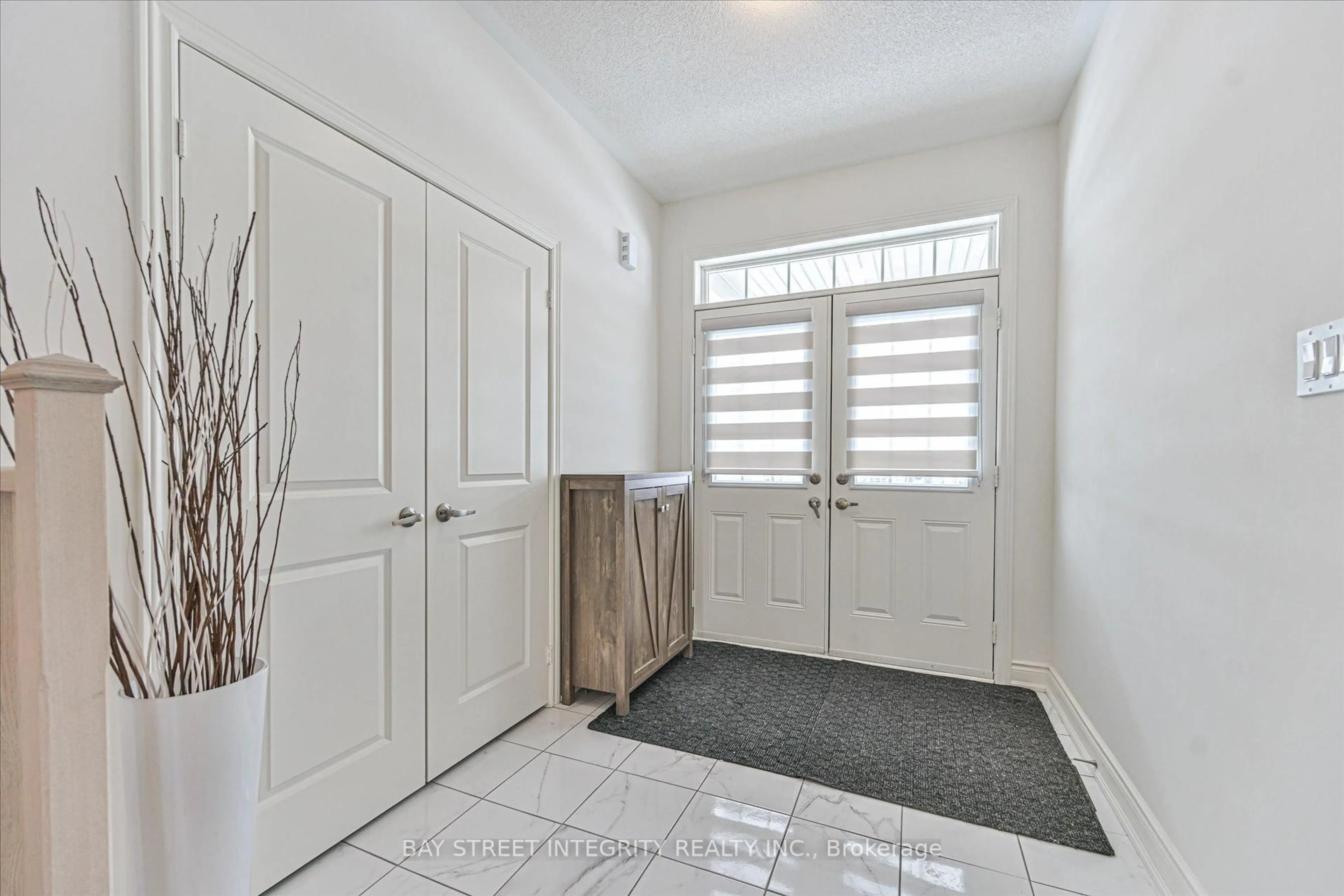 Indoor entryway for 1452 Wheatcroft Dr, Oshawa Ontario L1L 0W5