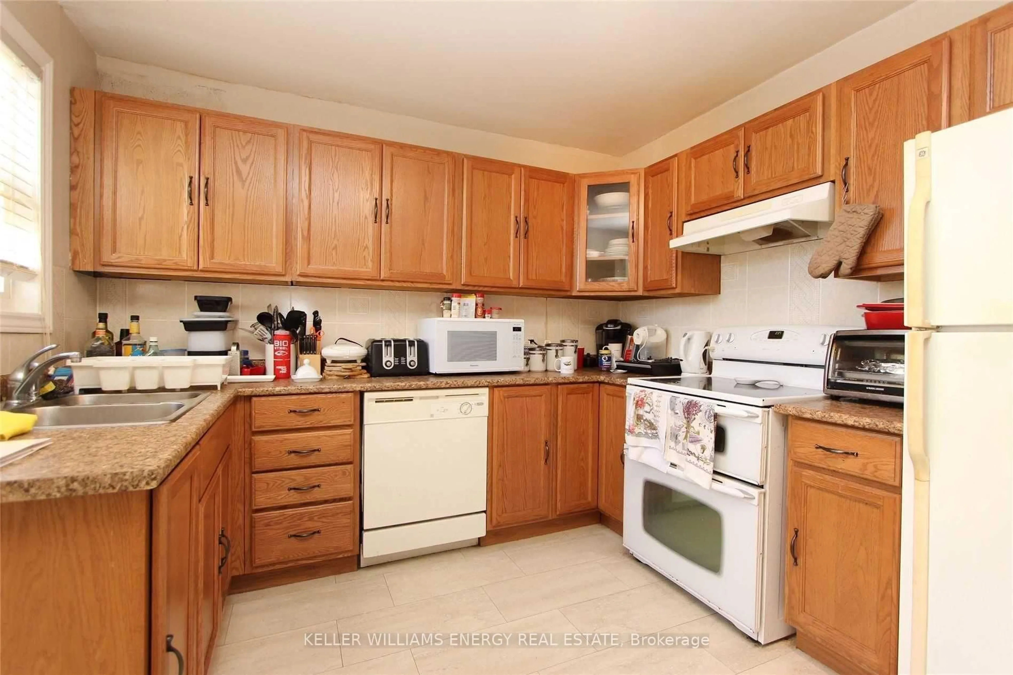 Standard kitchen, unknown for 64 Grenfell St, Oshawa Ontario L1J 4W2
