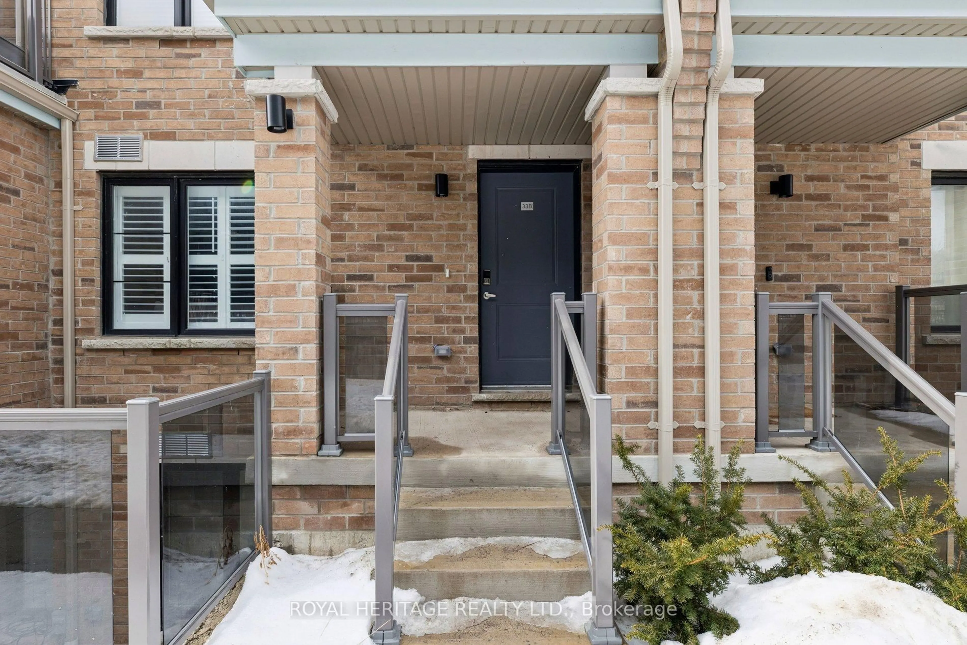 Indoor entryway for 33 B Lookout Dr, Clarington Ontario L1C 7G1
