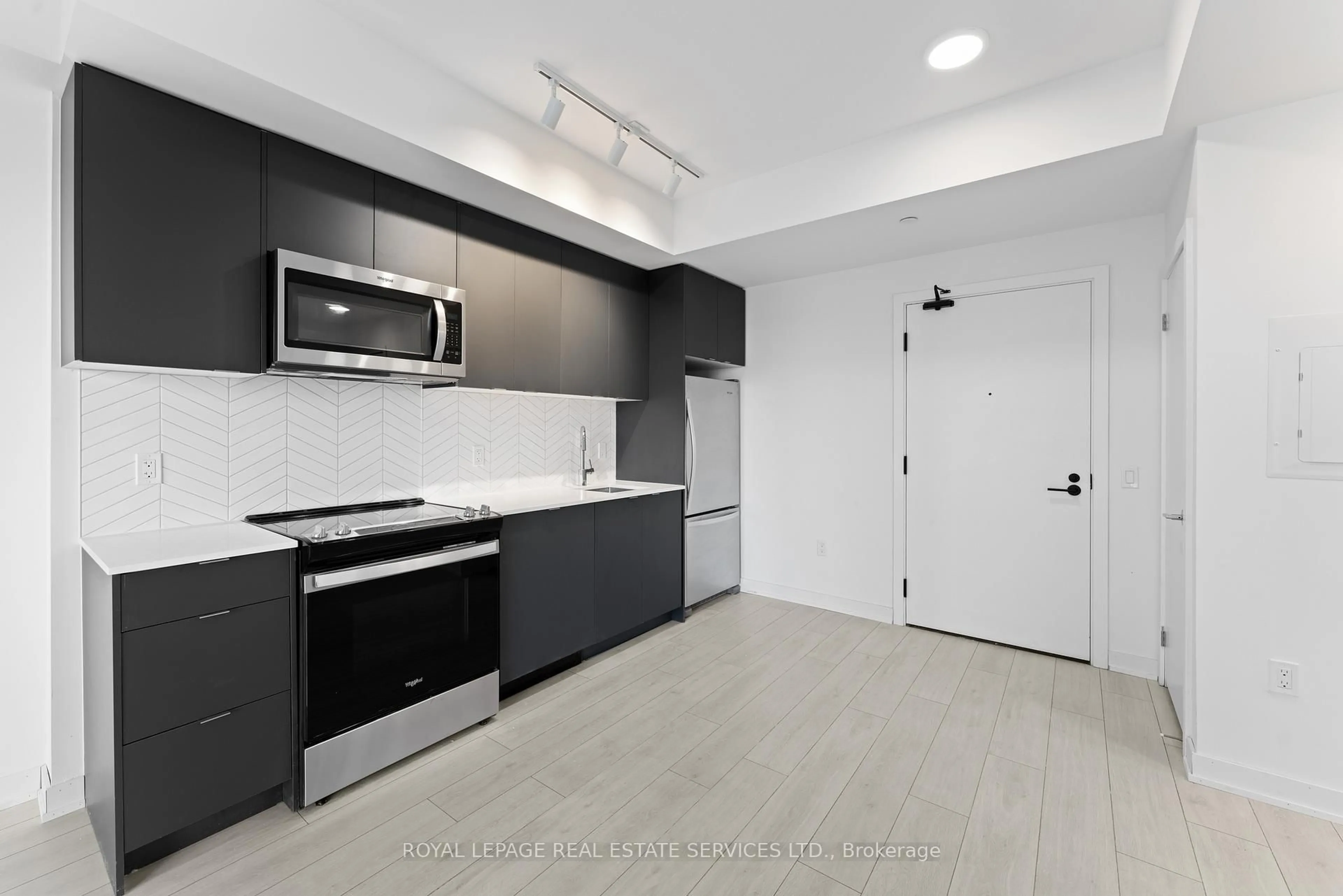 Standard kitchen, unknown for 1606 Charles St #601, Whitby Ontario L1N 0P1