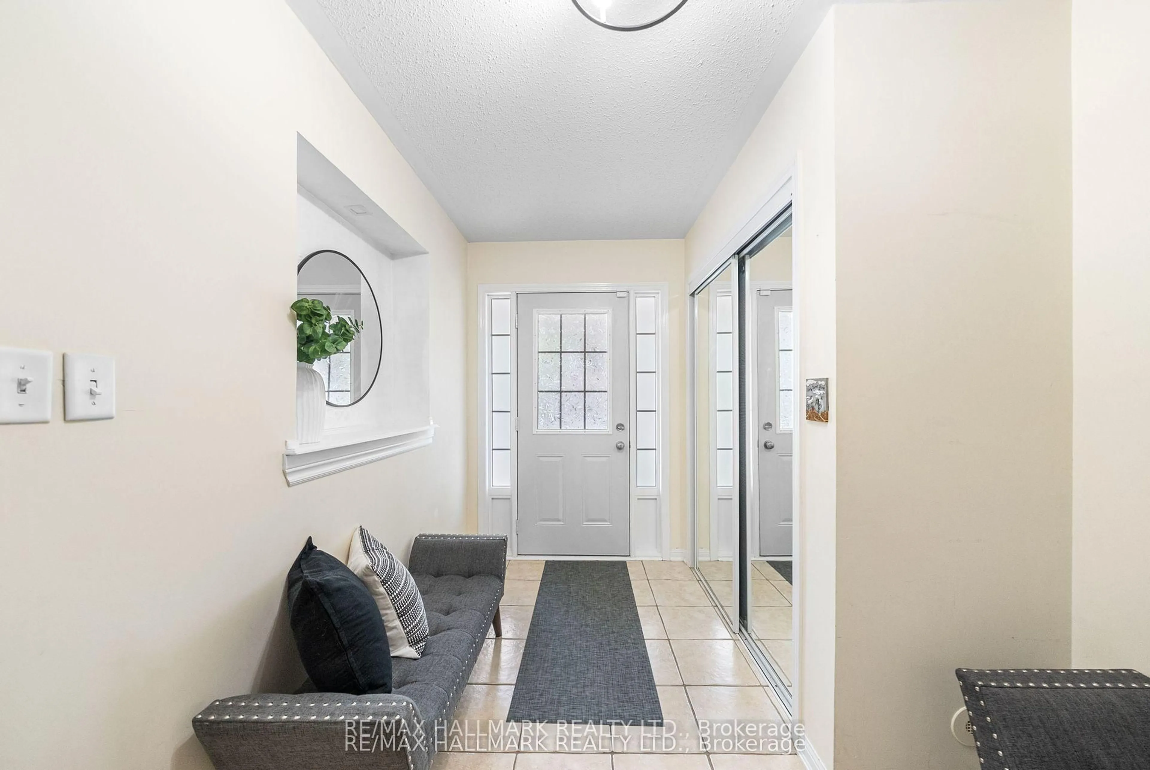 Indoor entryway for 15 Snowgoose Terr, Toronto Ontario M1B 0A9