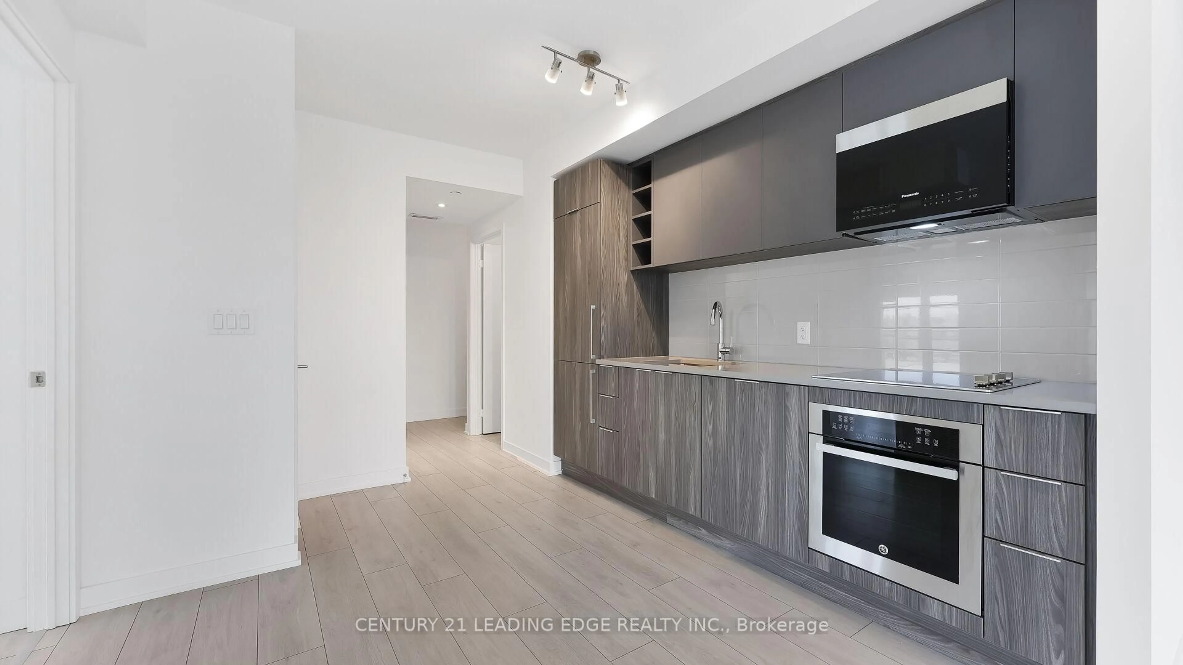 Standard kitchen, wood/laminate floor for 2033 Kennedy Rd #601, Toronto Ontario M1T 0B9