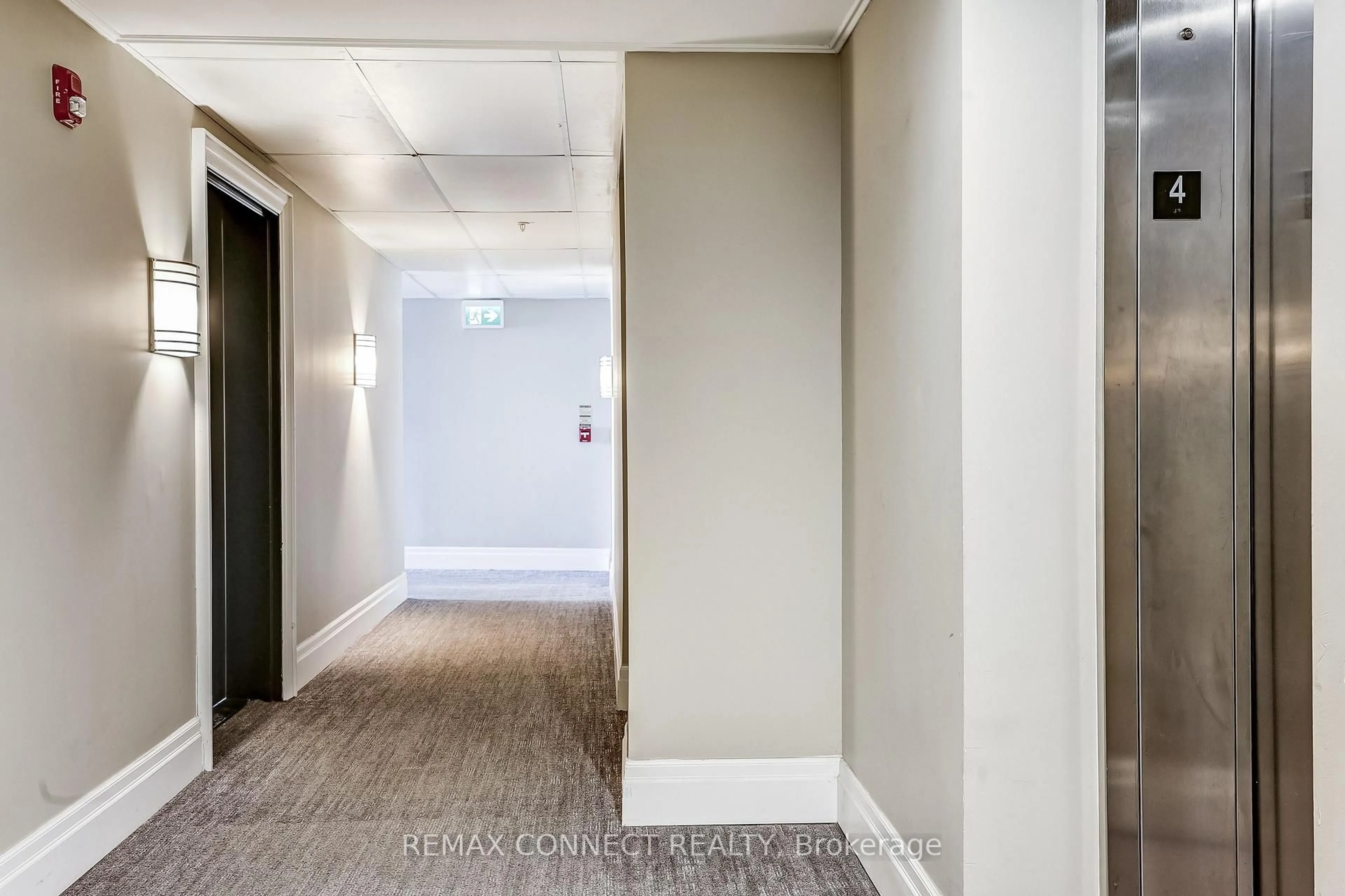 Indoor foyer for 21 Brookhouse Dr #420, Clarington Ontario L1B 0B4